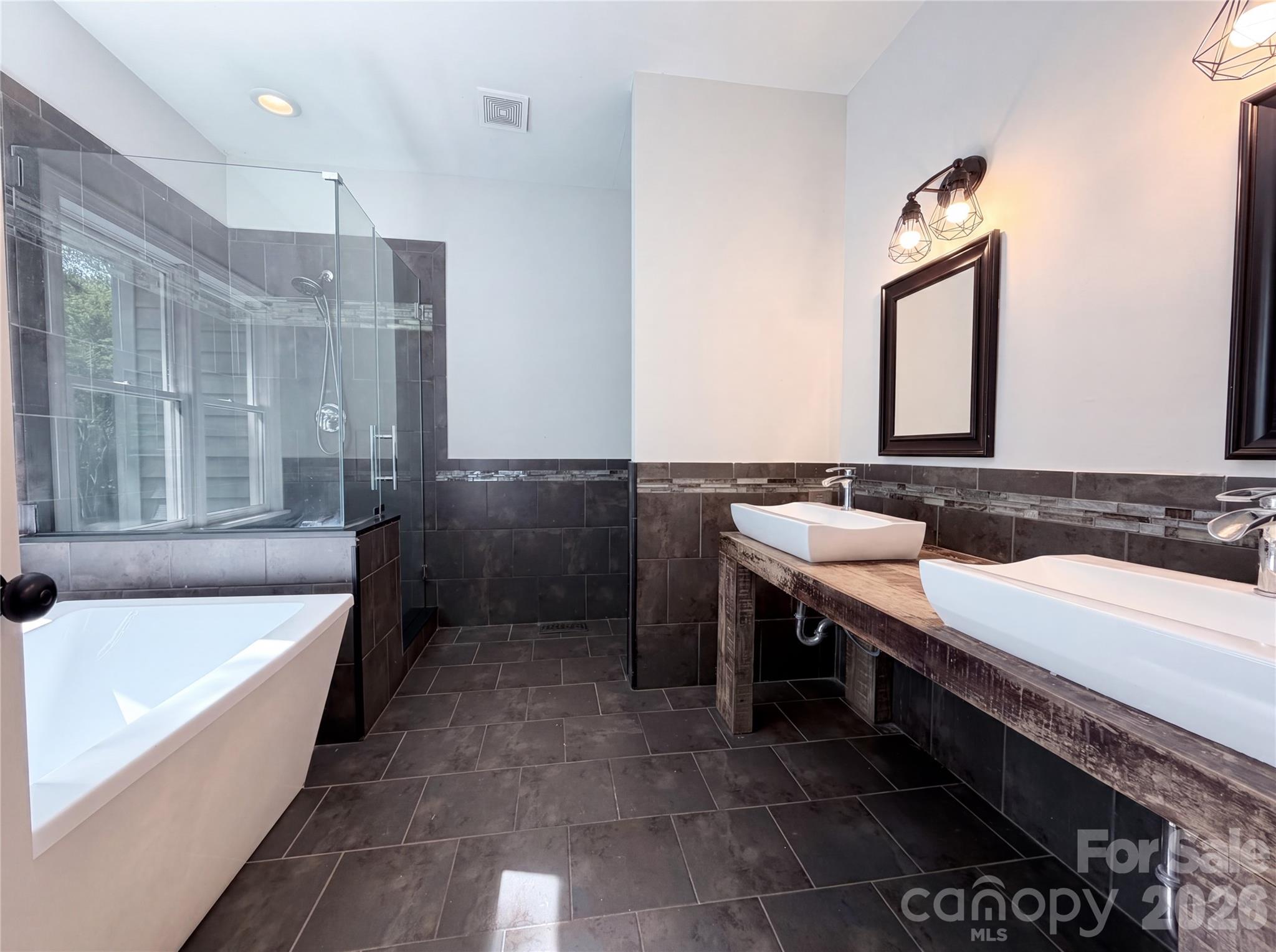 2496 Lake Shore Road Property Photo 8