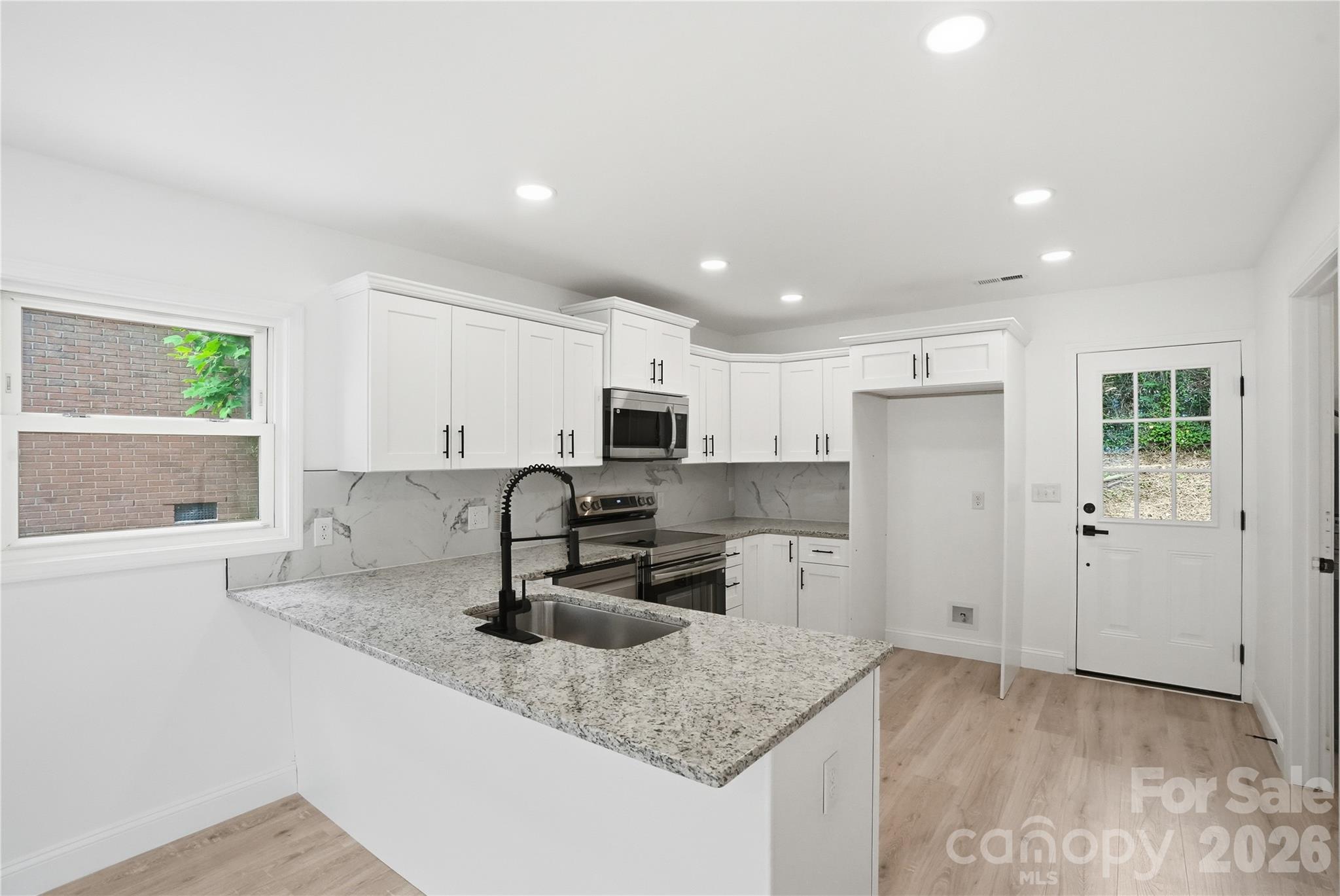 921 Green Circle Drive Property Photo 3