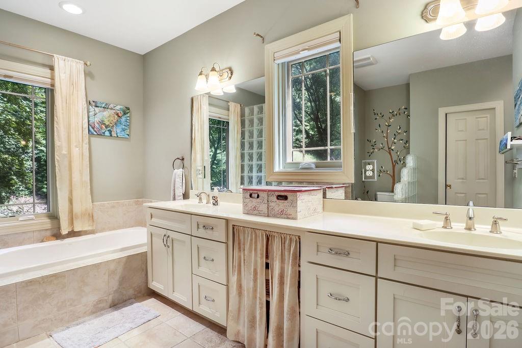 301 Gateway Drive Property Photo 17