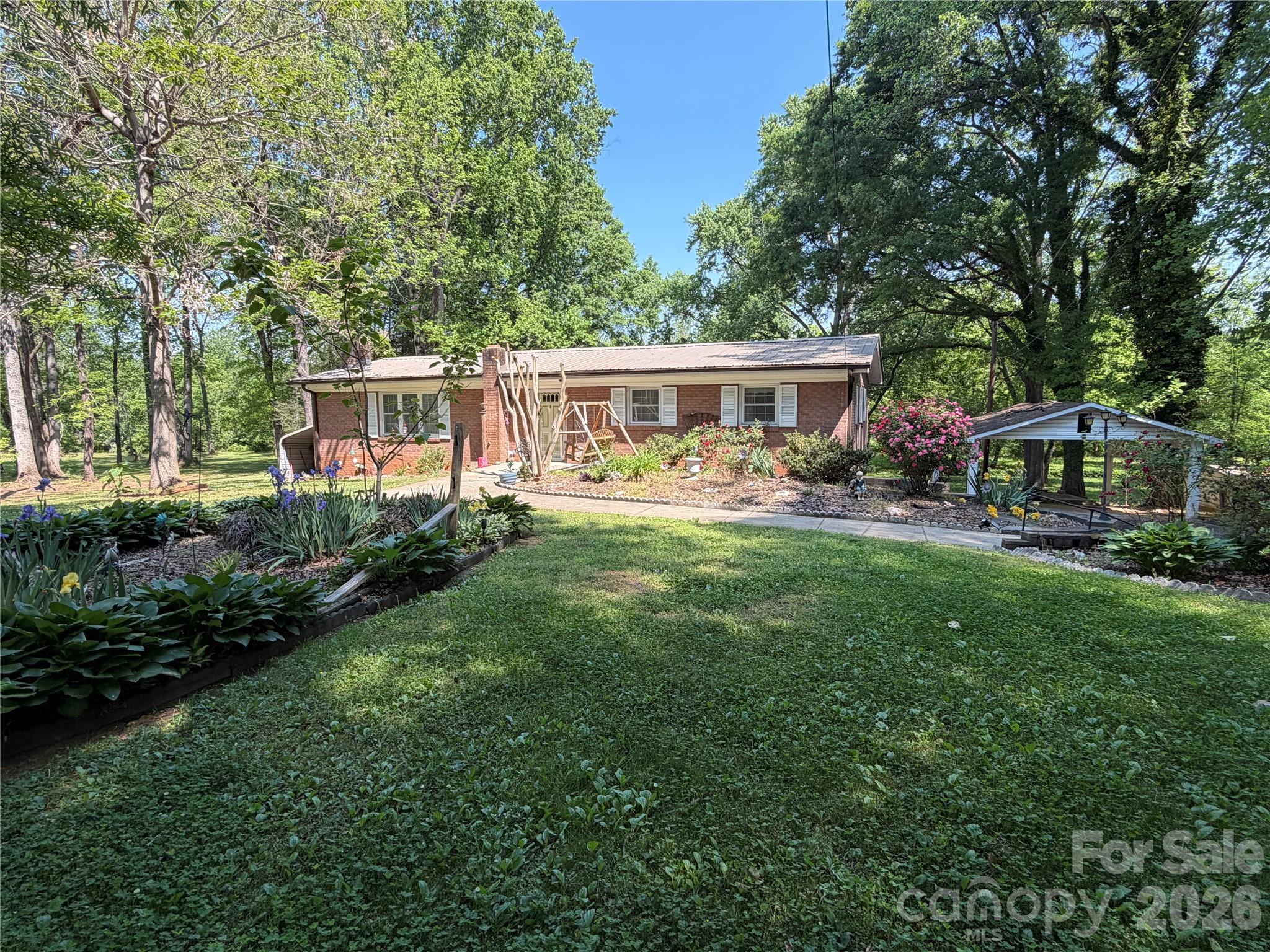 1044 Meadowbrook Lane Property Photo 1