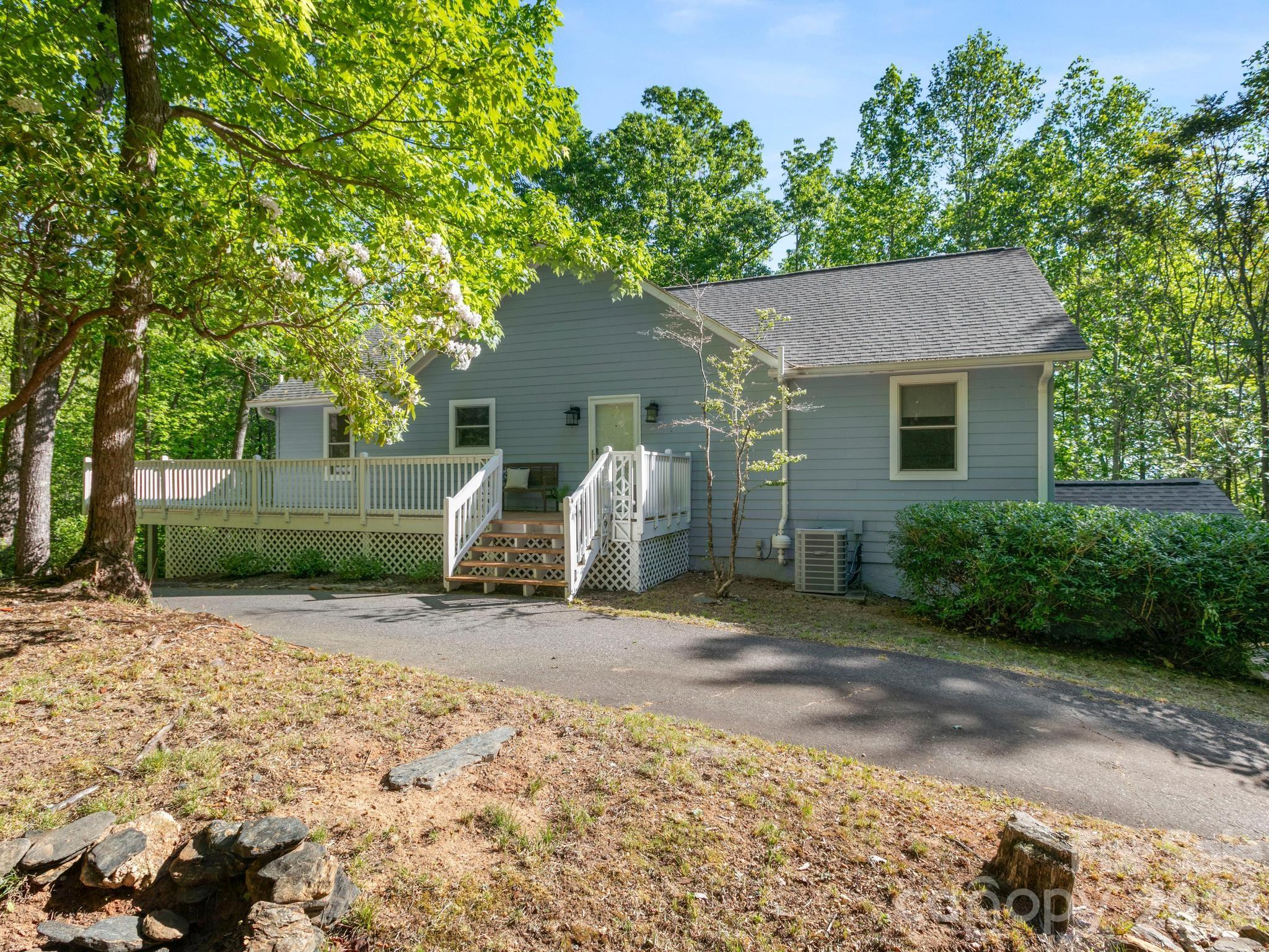 220 Jones Court Property Photo 2