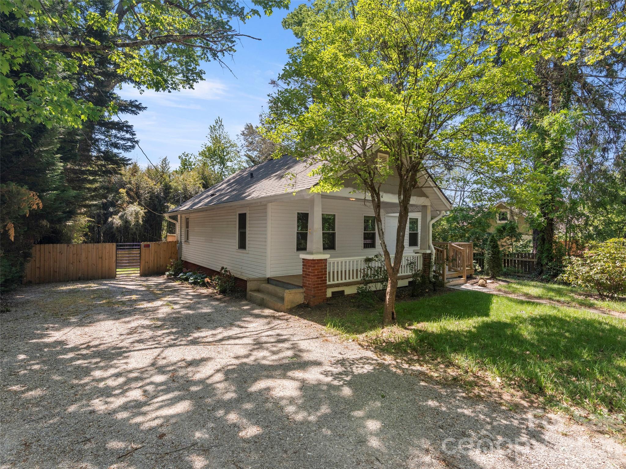 926 W Chapel Road Property Photo 2