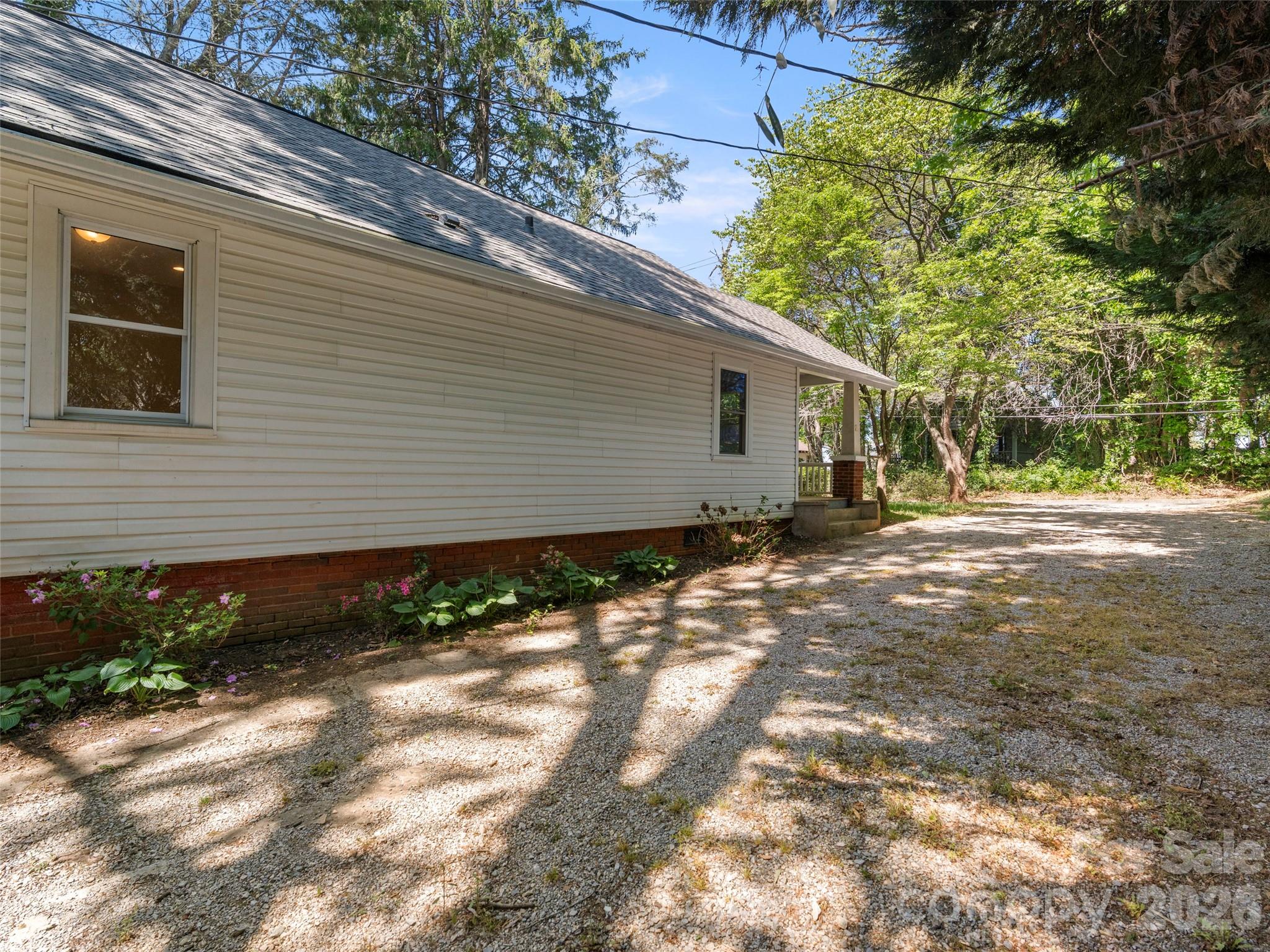 926 W Chapel Road Property Photo 4