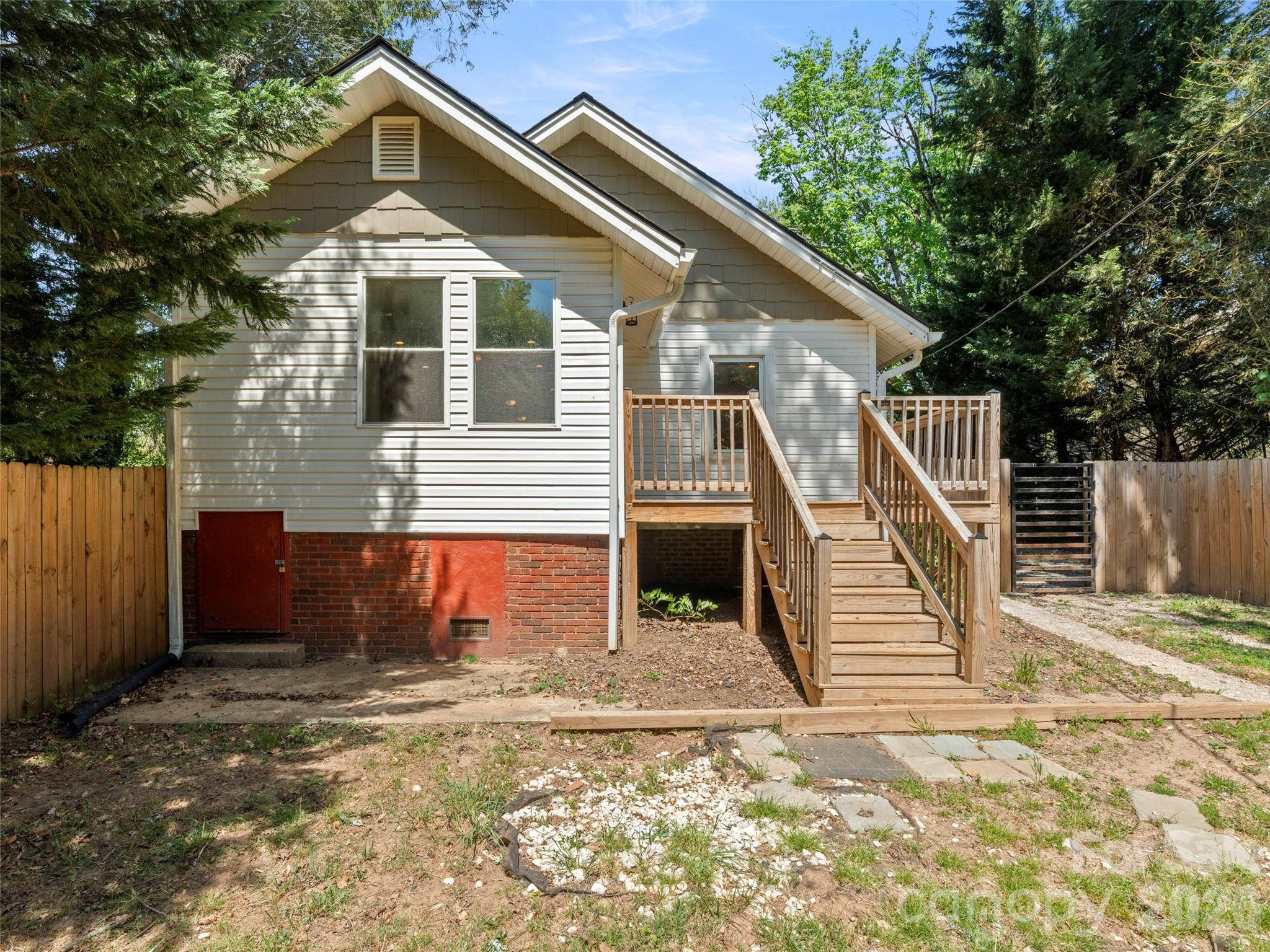 926 W Chapel Road Property Photo 8