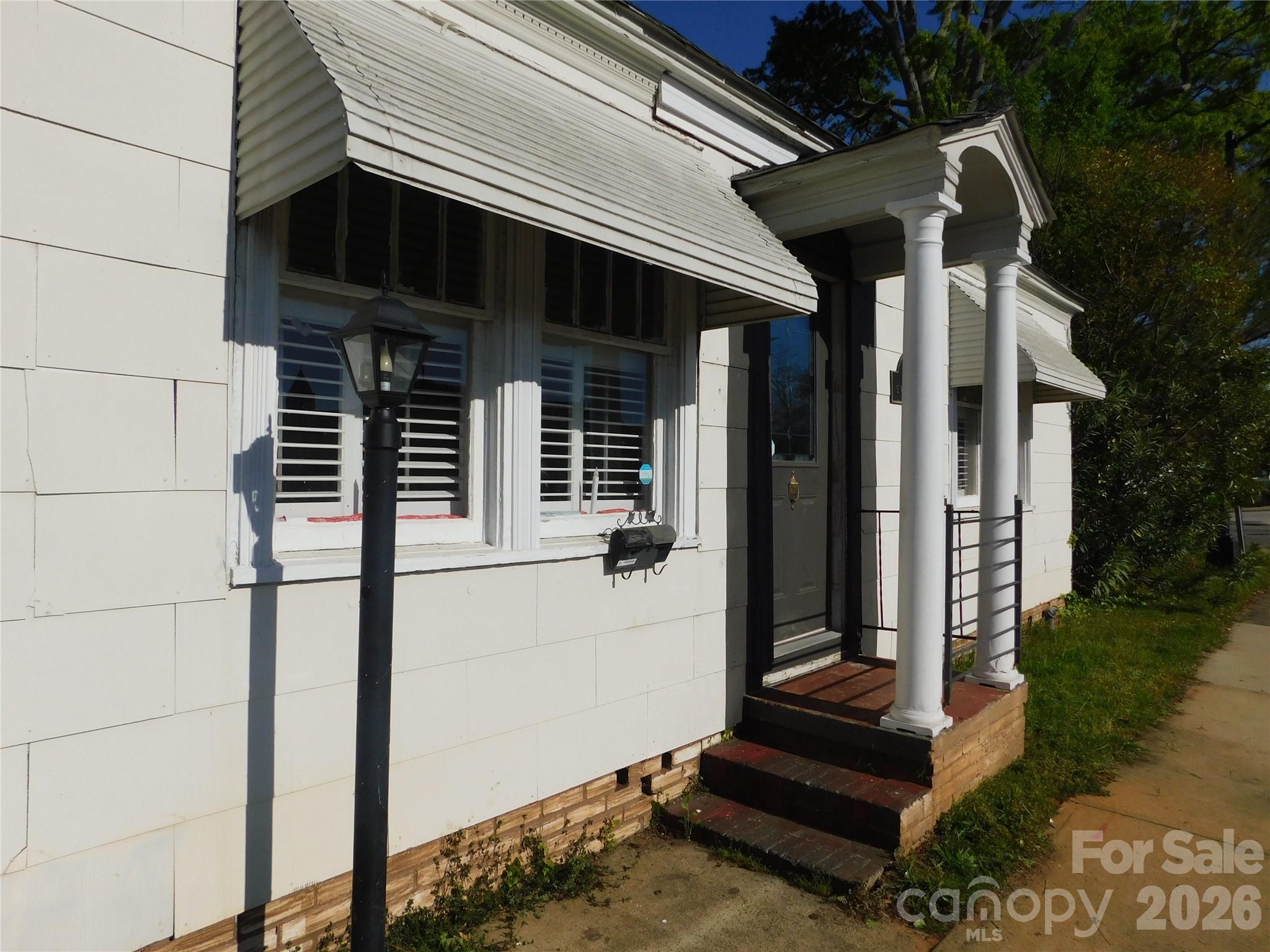 221 S Charlotte Avenue Property Photo 4