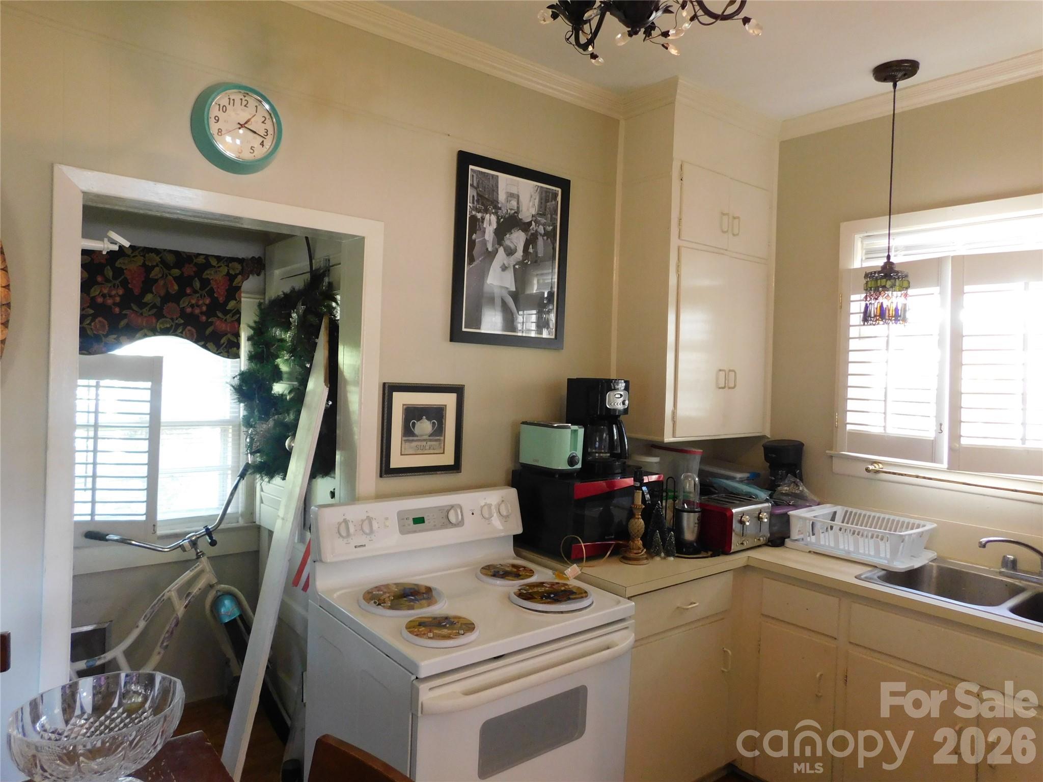 221 S Charlotte Avenue Property Photo 20