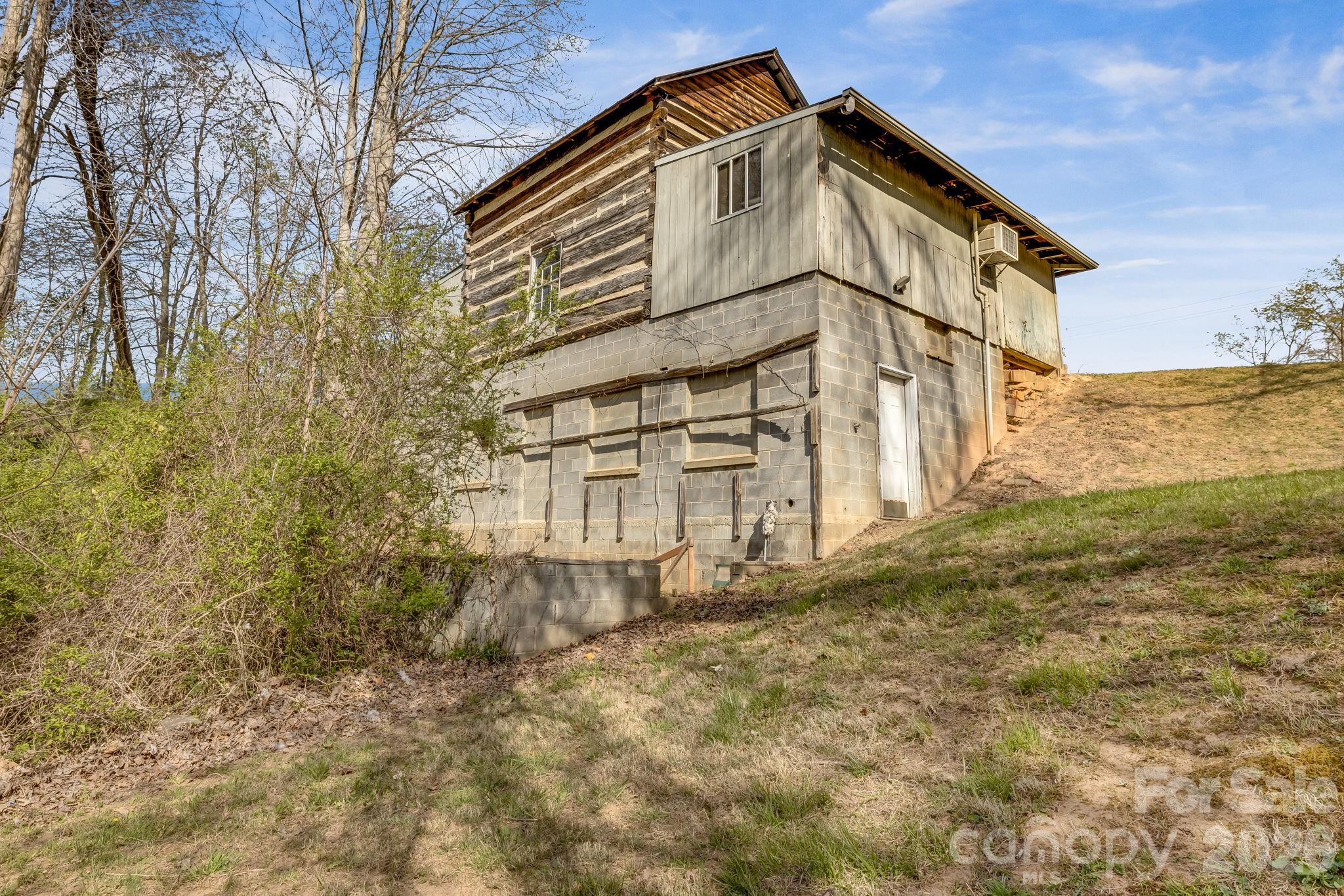 2172 Smokey Park Highway Property Photo 14