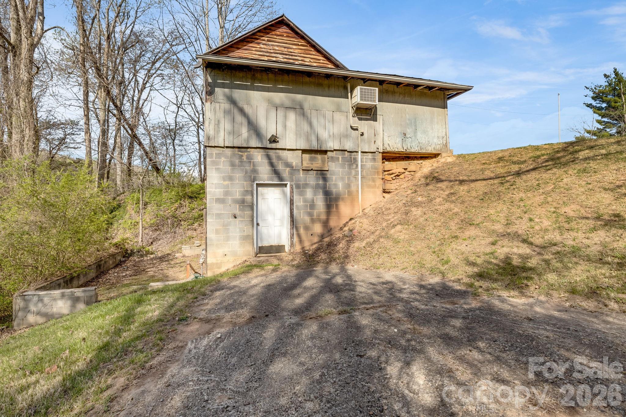 2172 Smokey Park Highway Property Photo 15