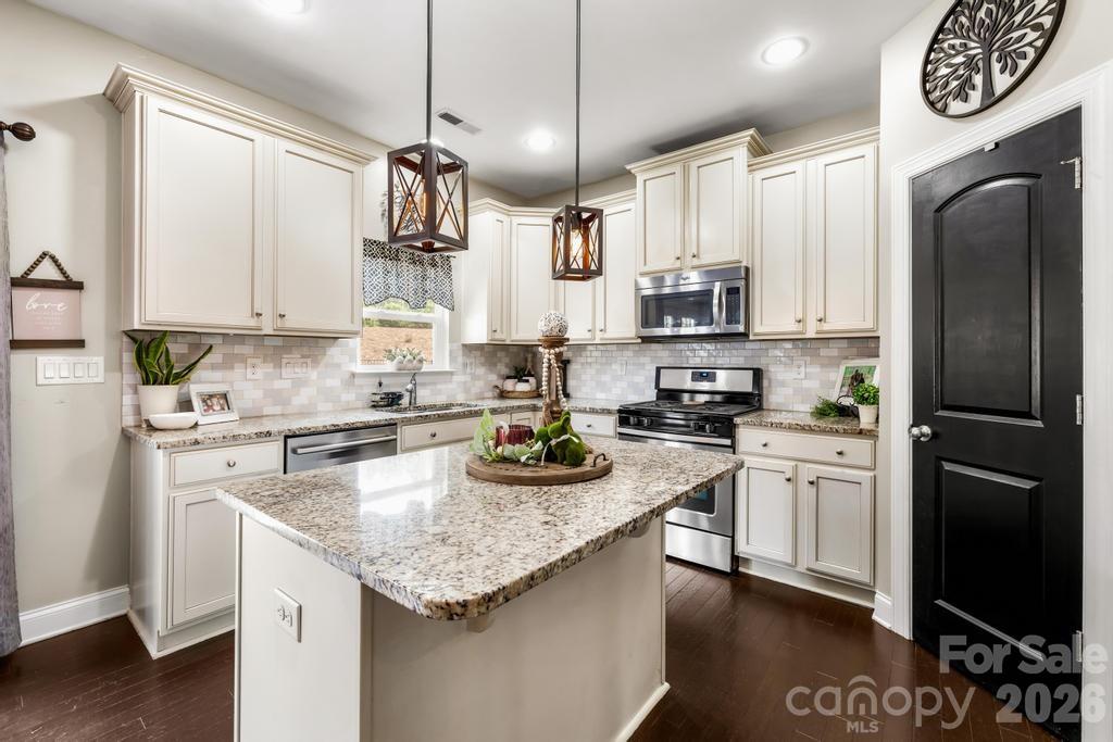 1007 Hamil Ridge Drive Property Photo 2