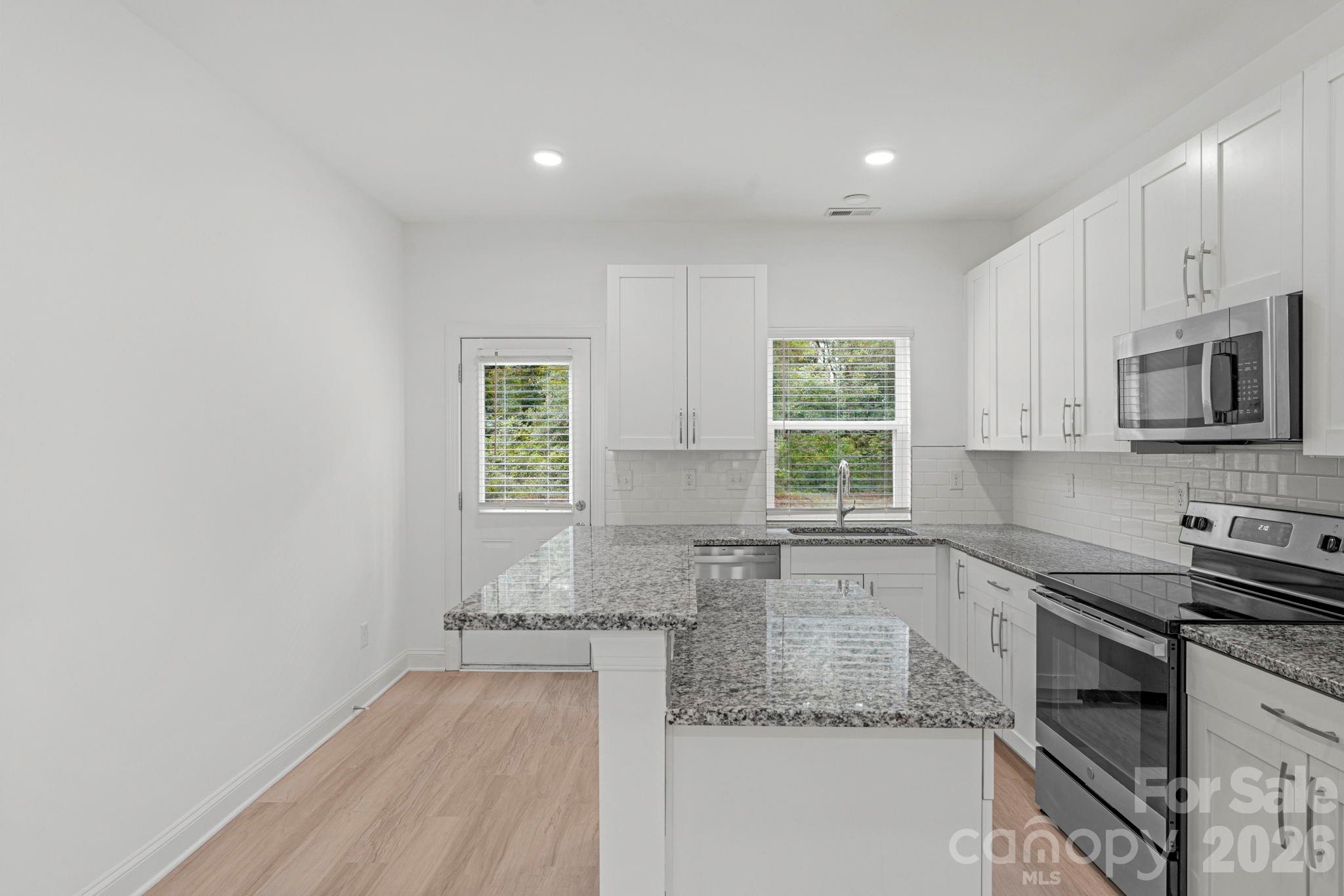211 Baker Street Property Photo 6