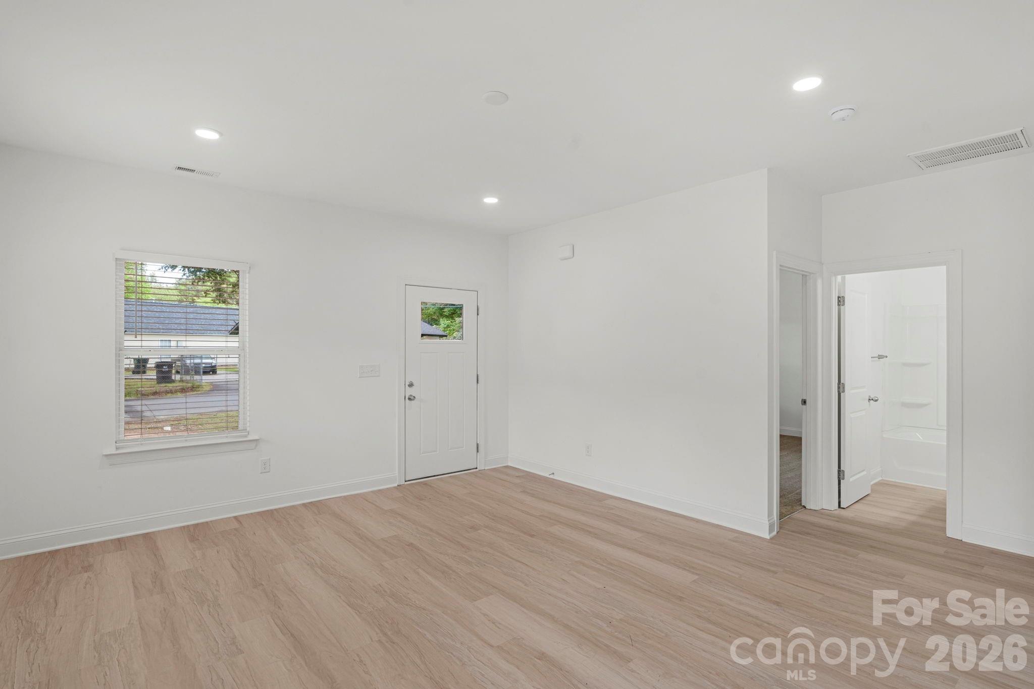 211 Baker Street Property Photo 13