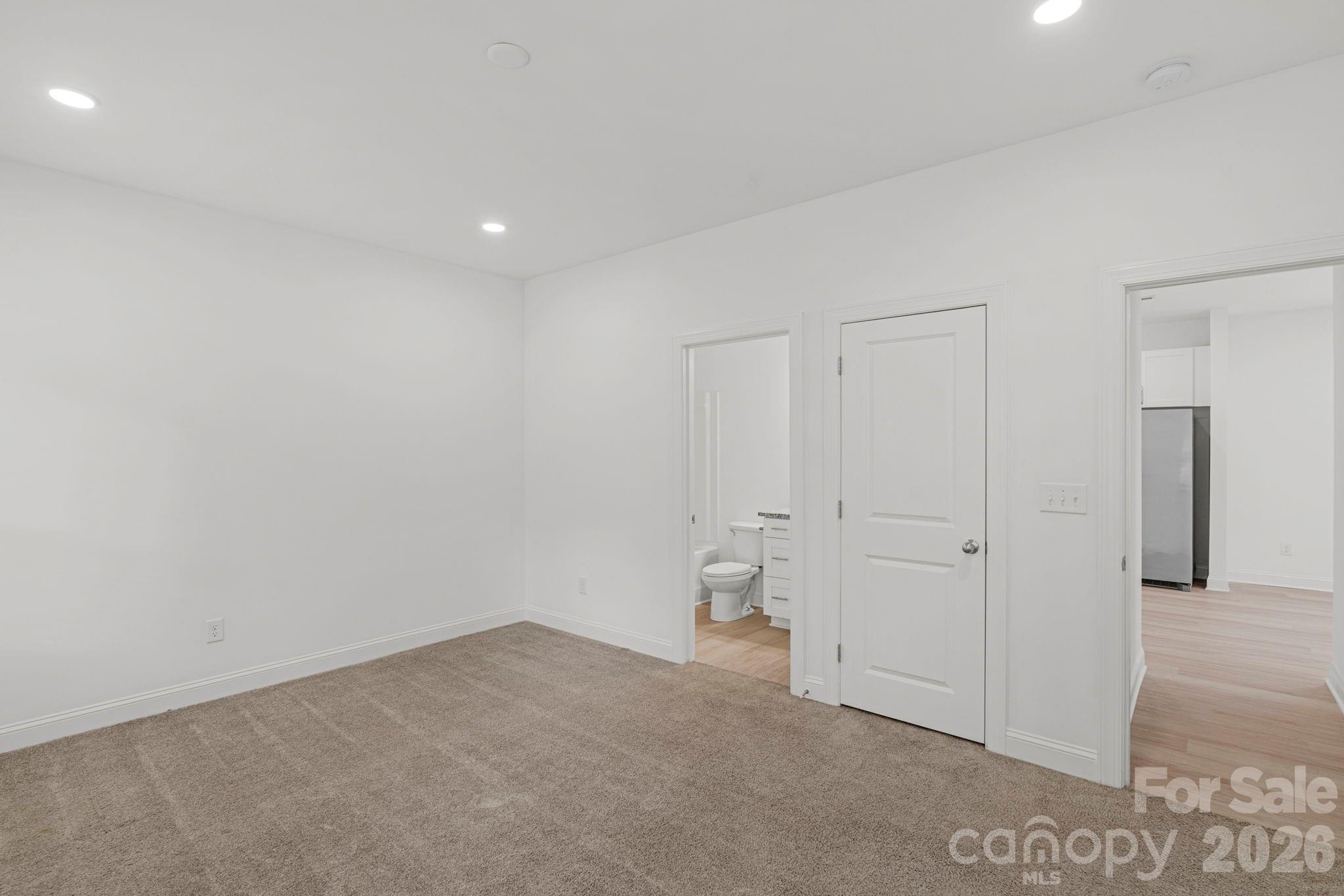 211 Baker Street Property Photo 17