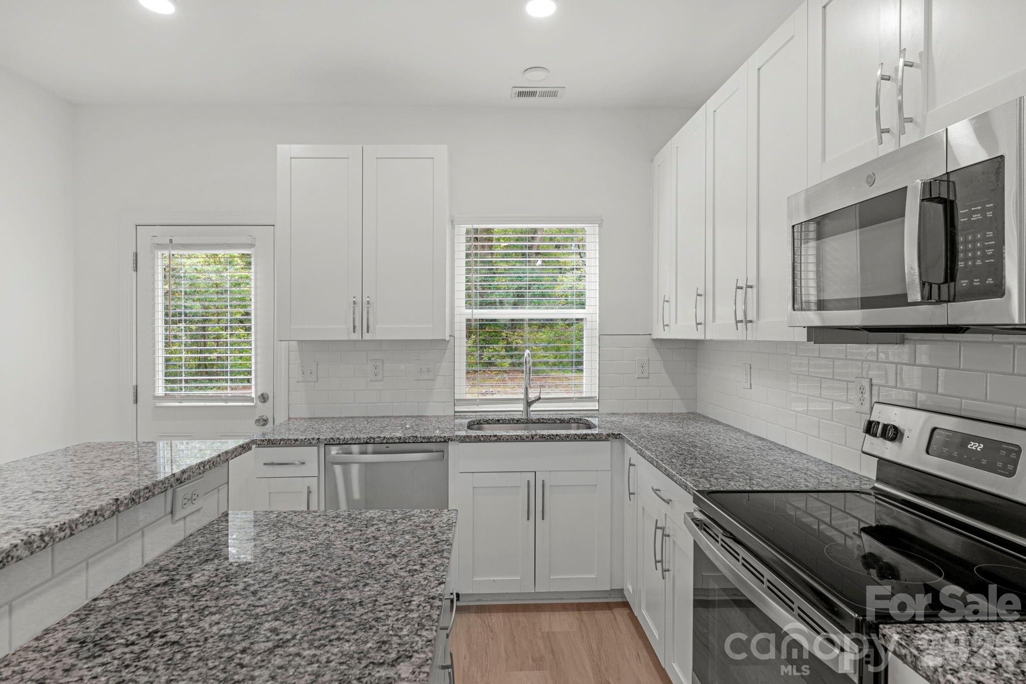 211 Baker Street Property Photo 24