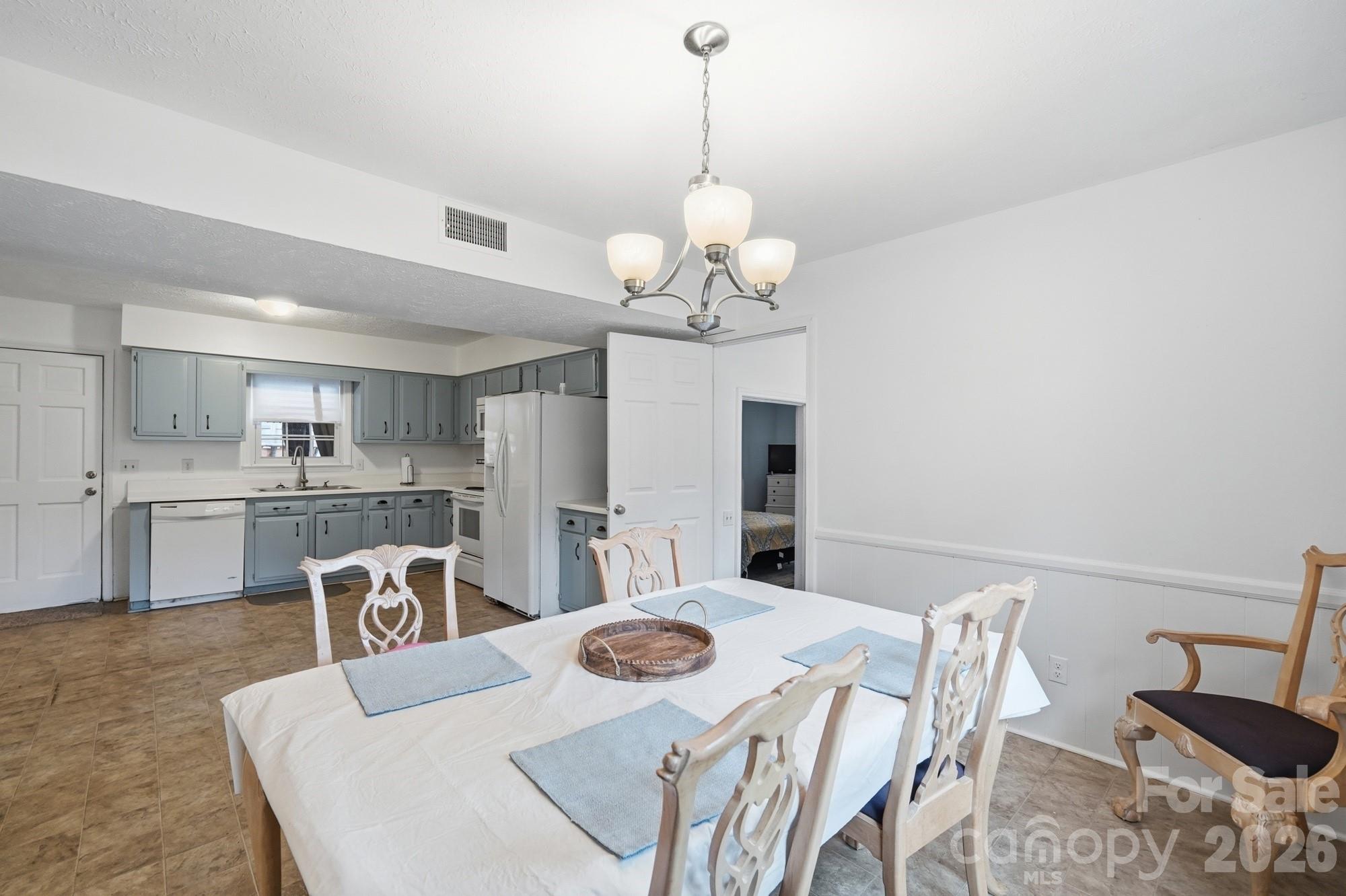 908 Forest Drive Property Photo 22