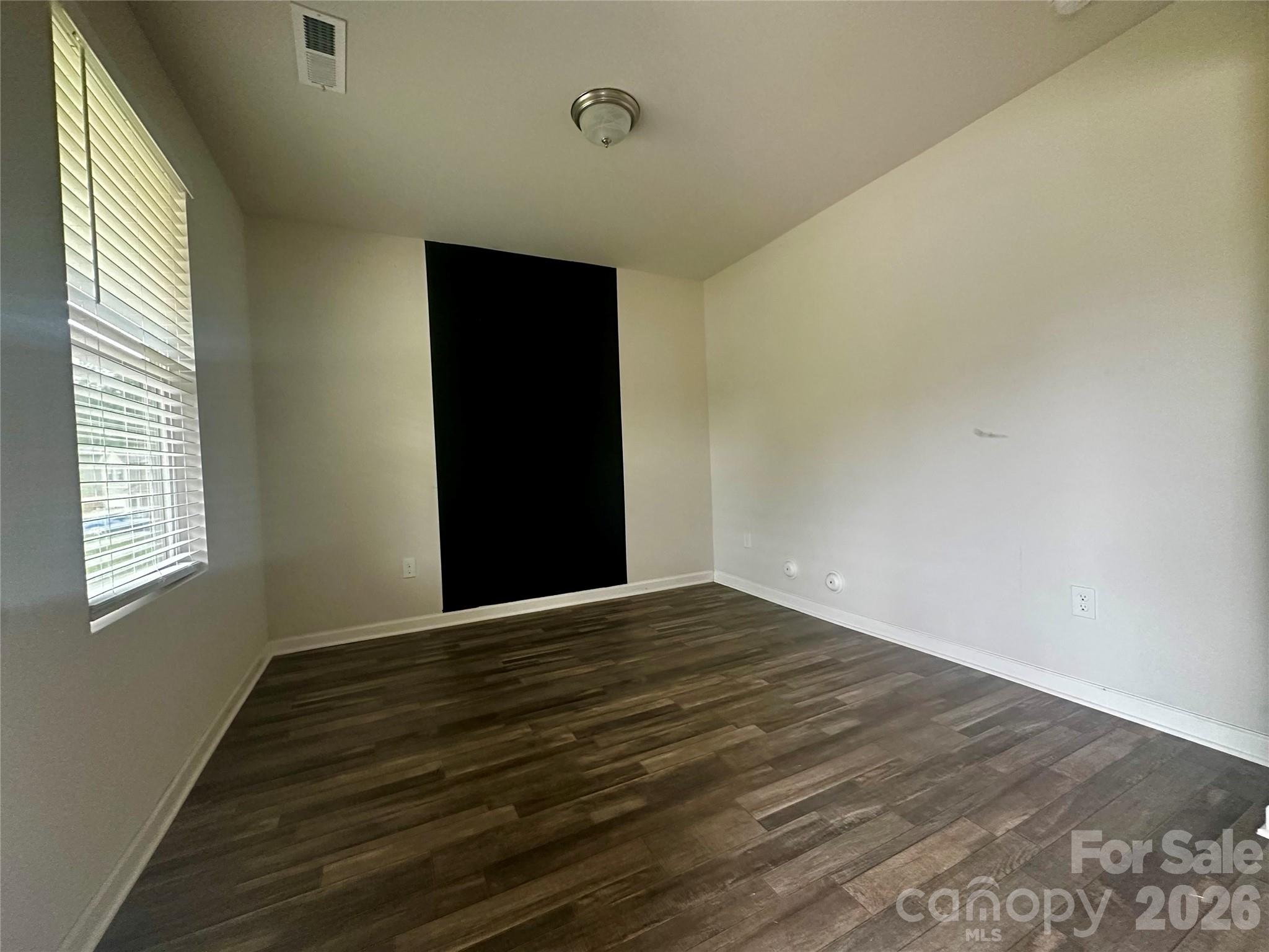1050 Glenbriar Court Property Photo 6