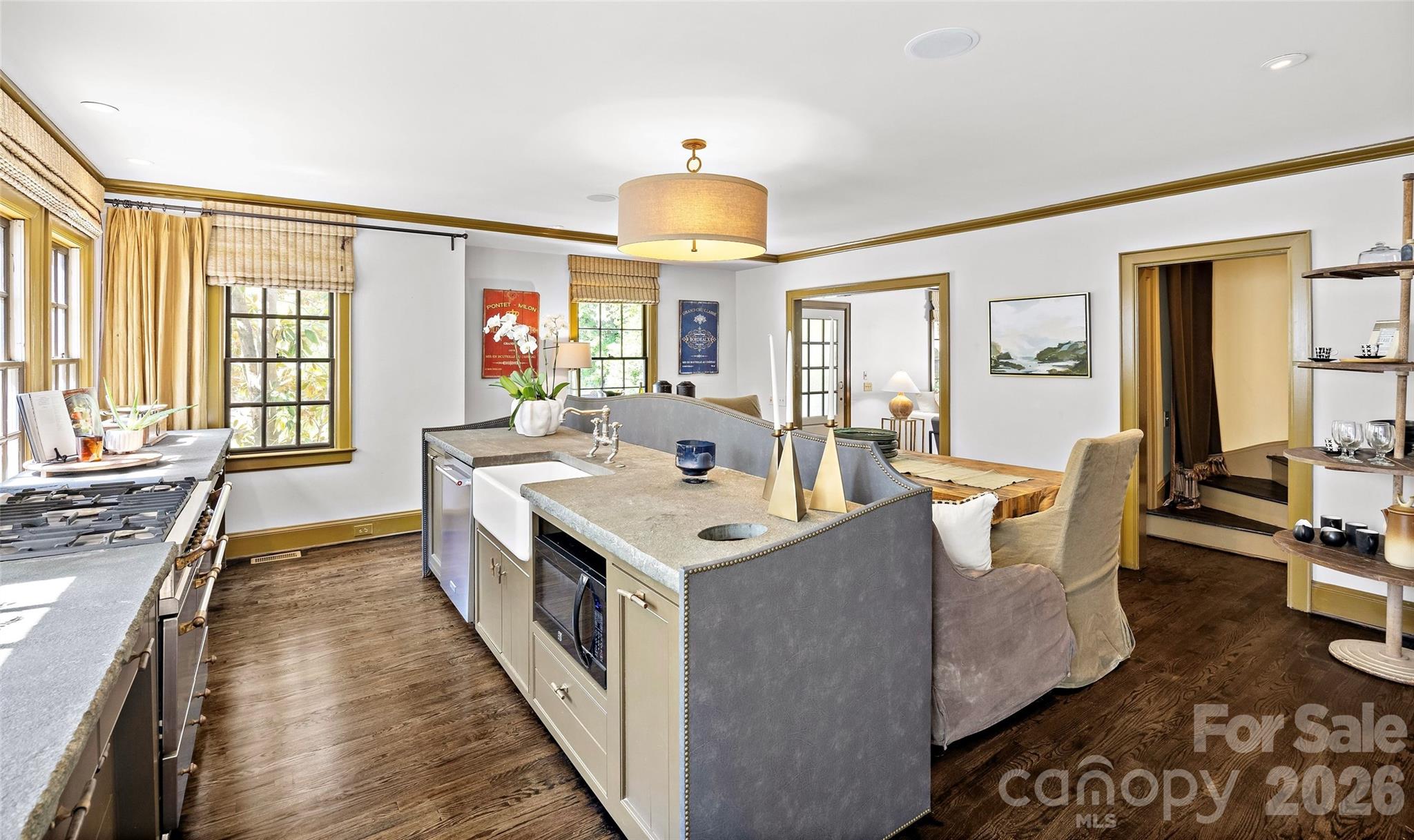 208 Wales Avenue Property Photo 10