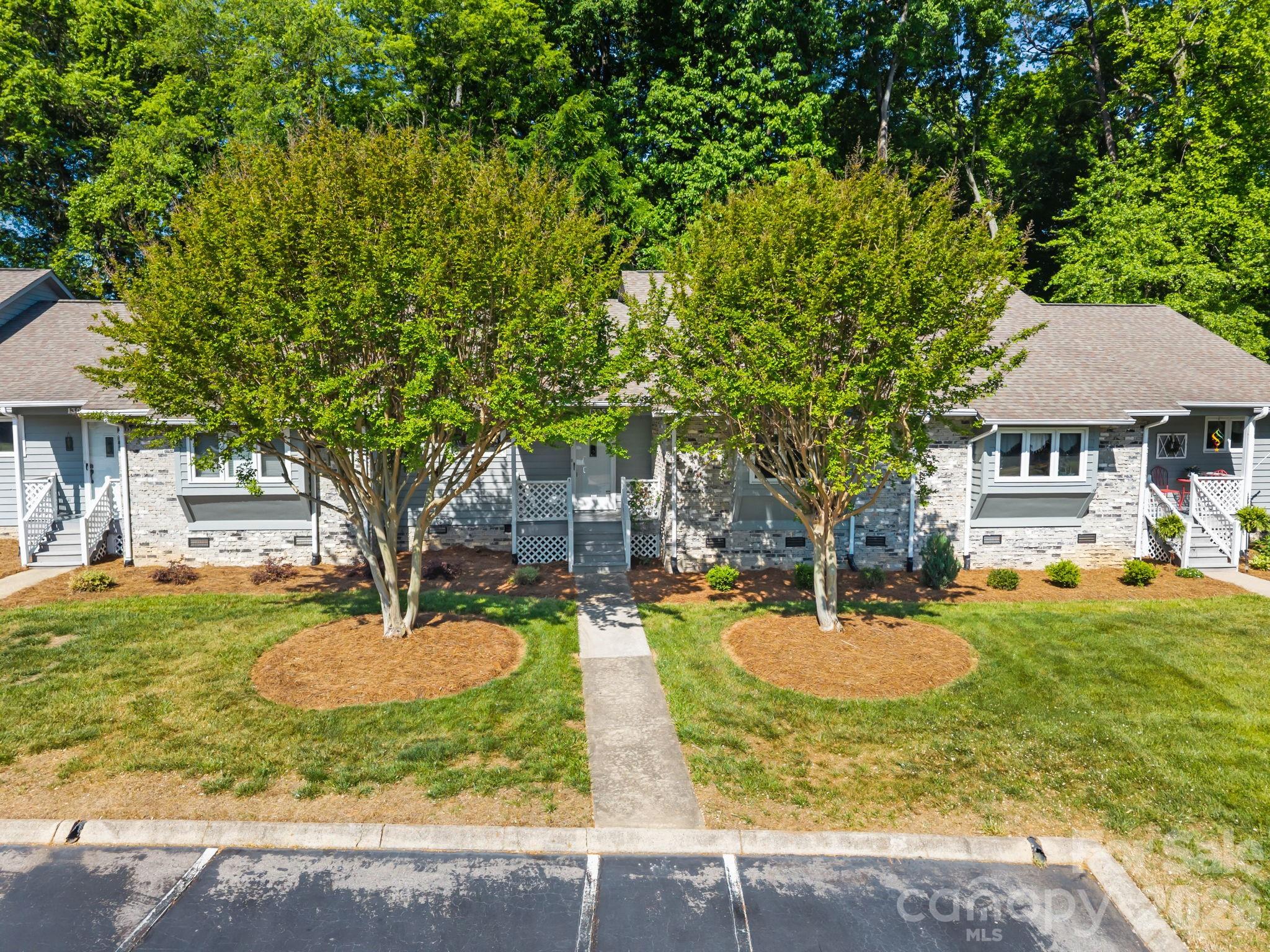 1305 Wellington Hills Circle Property Photo 3