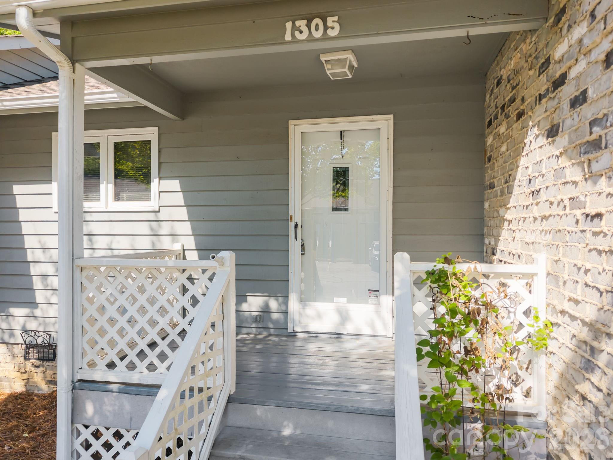 1305 Wellington Hills Circle Property Photo 5