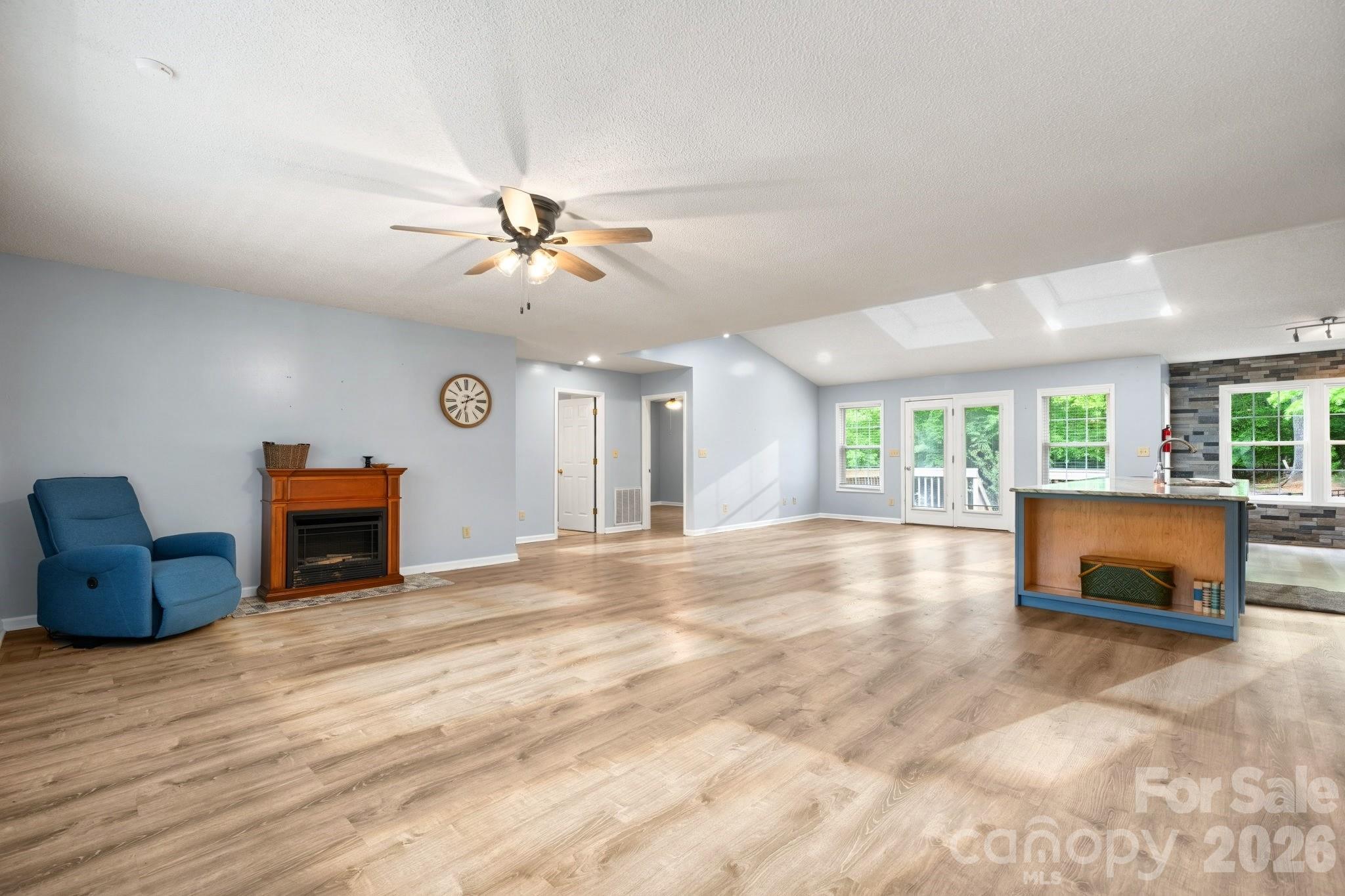 1011 Cambridge Court Property Photo 2