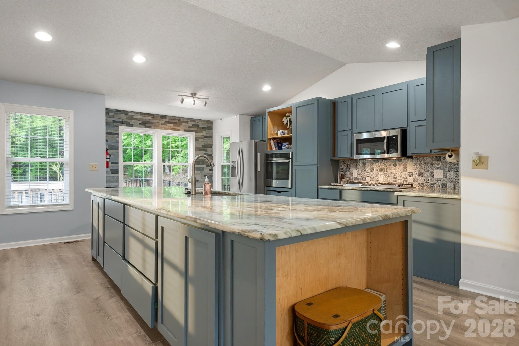 1011 Cambridge Court Property Photo 6