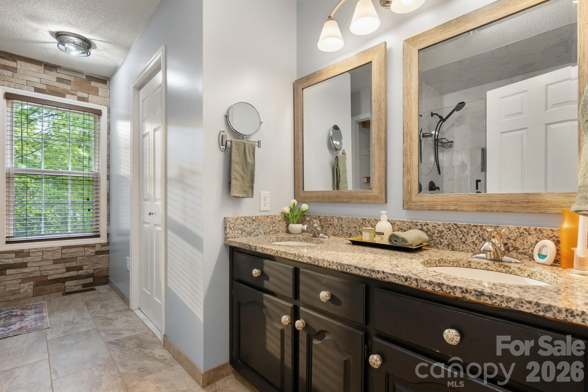 1011 Cambridge Court Property Photo 17