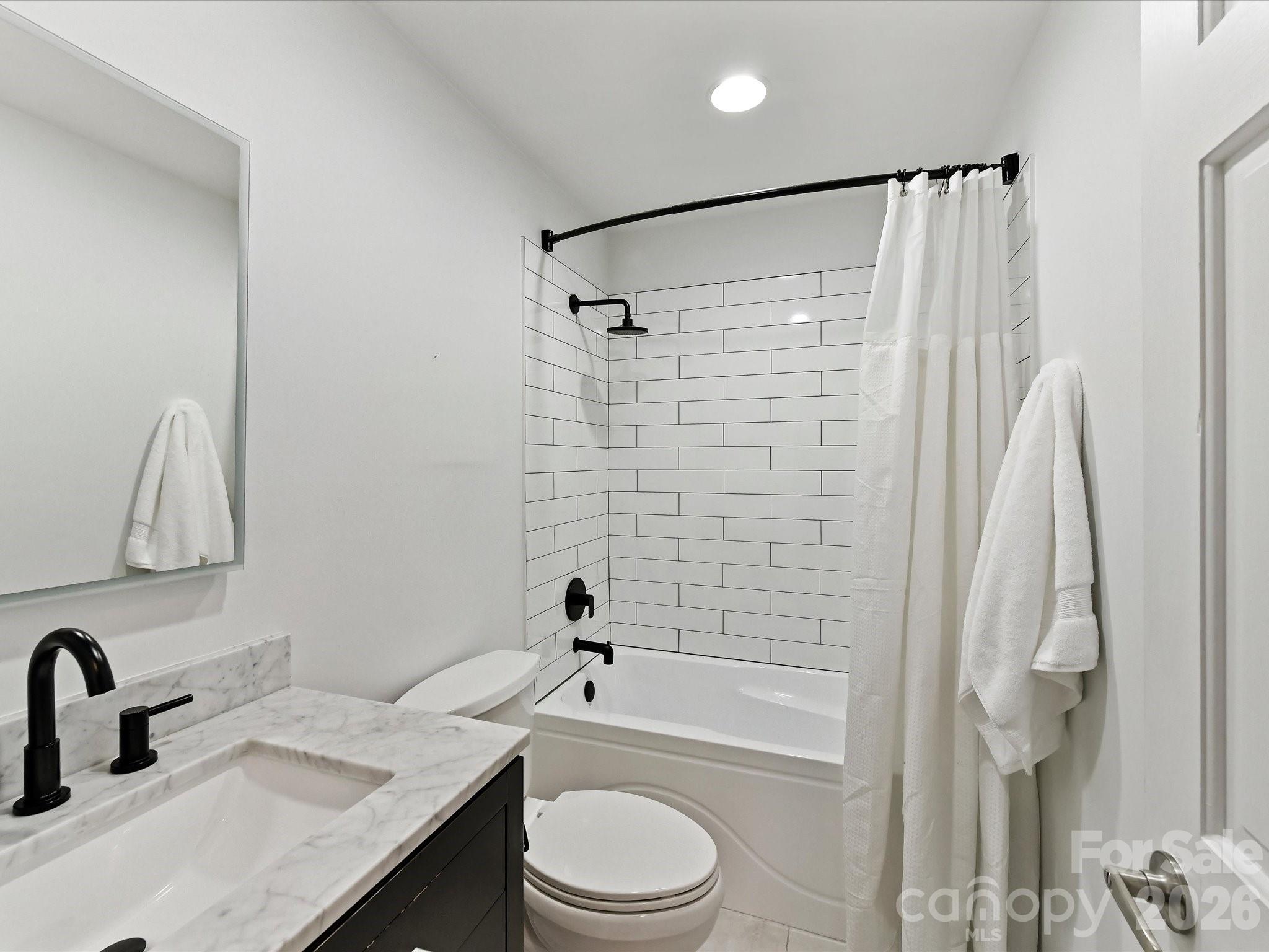 1014 Queens Road D Property Photo 20