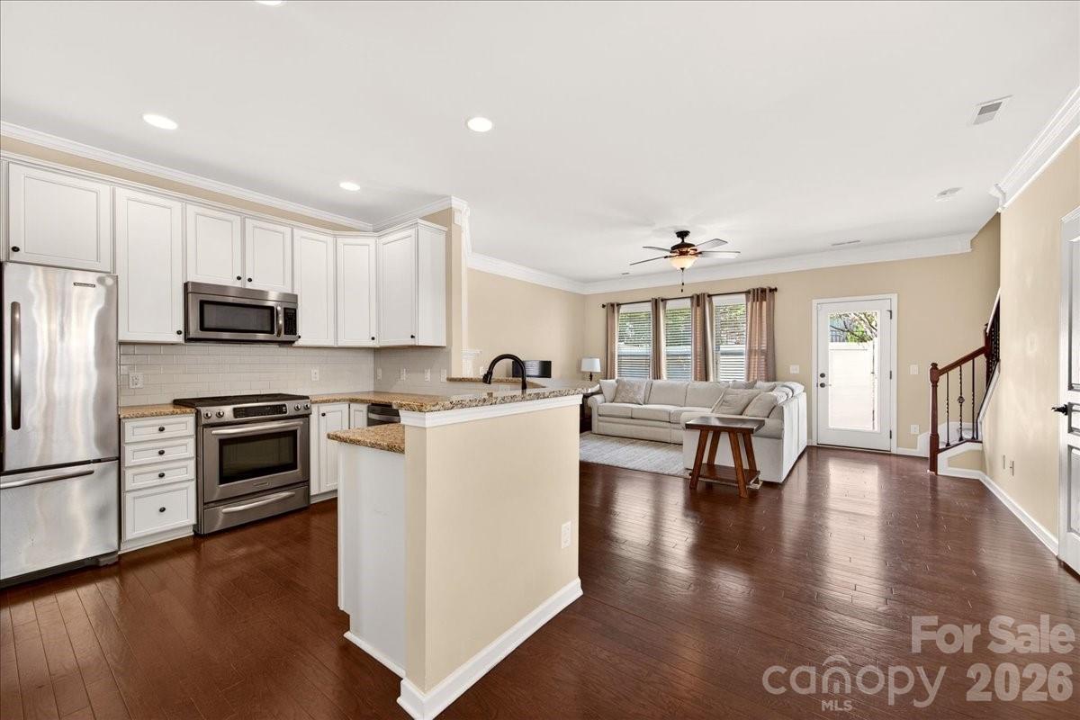 6453 Silver Star Lane Property Photo 3