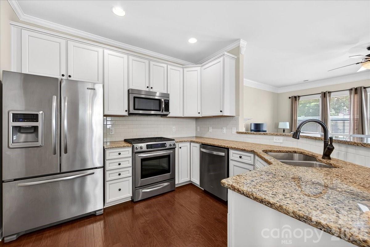 6453 Silver Star Lane Property Photo 4