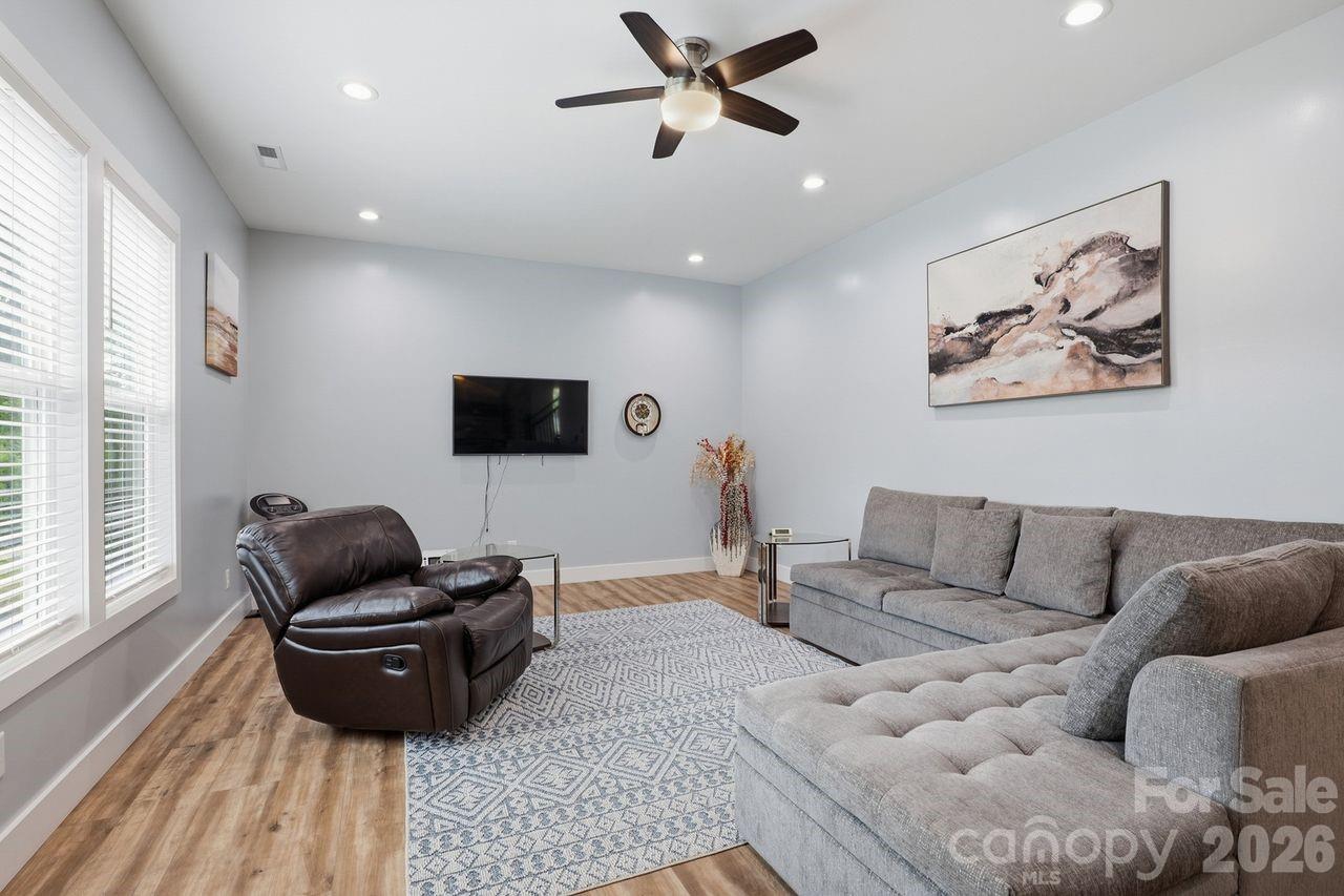 4950 Surfwood Drive Property Photo 13