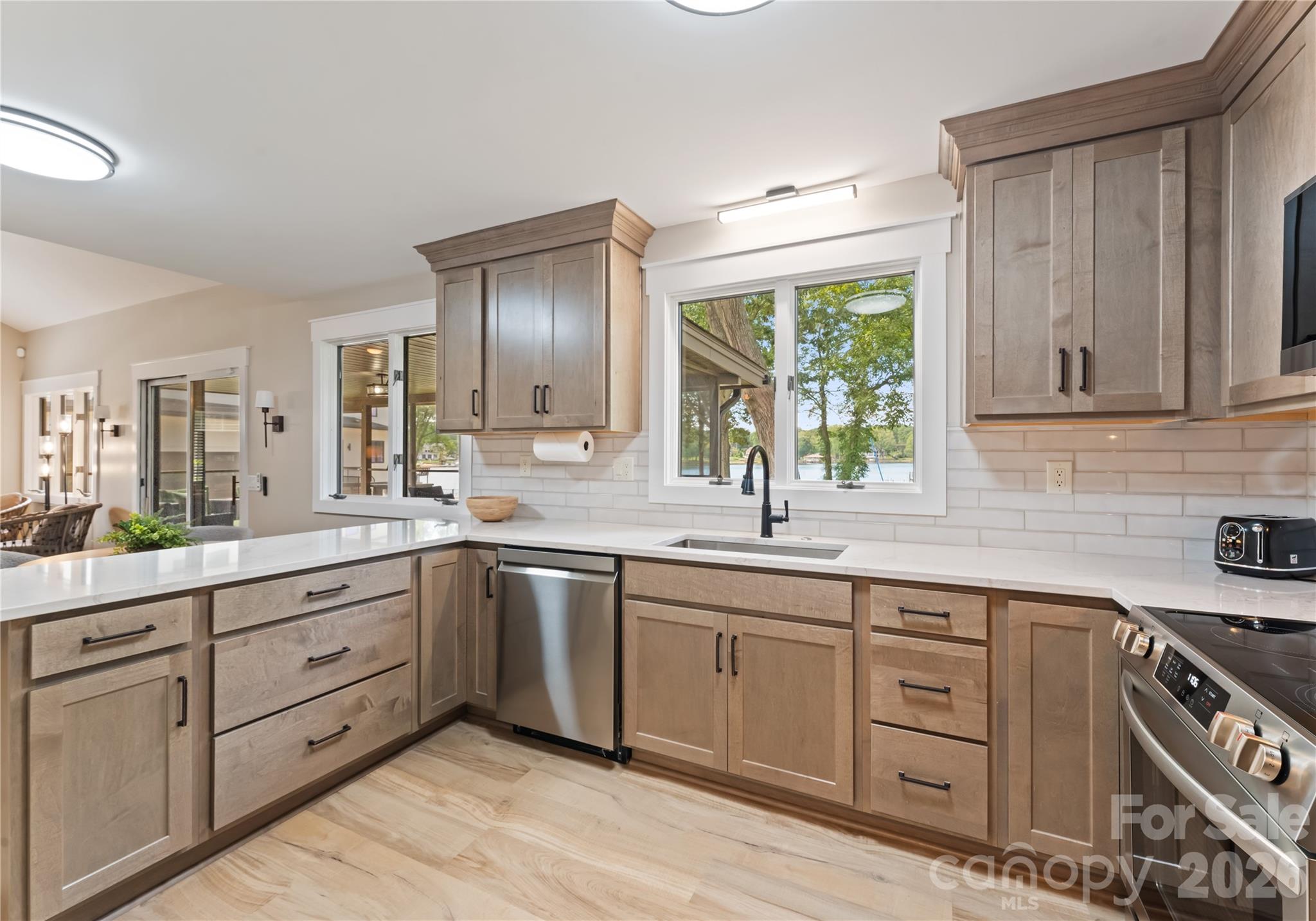 240 Shoreline Loop Property Photo 4