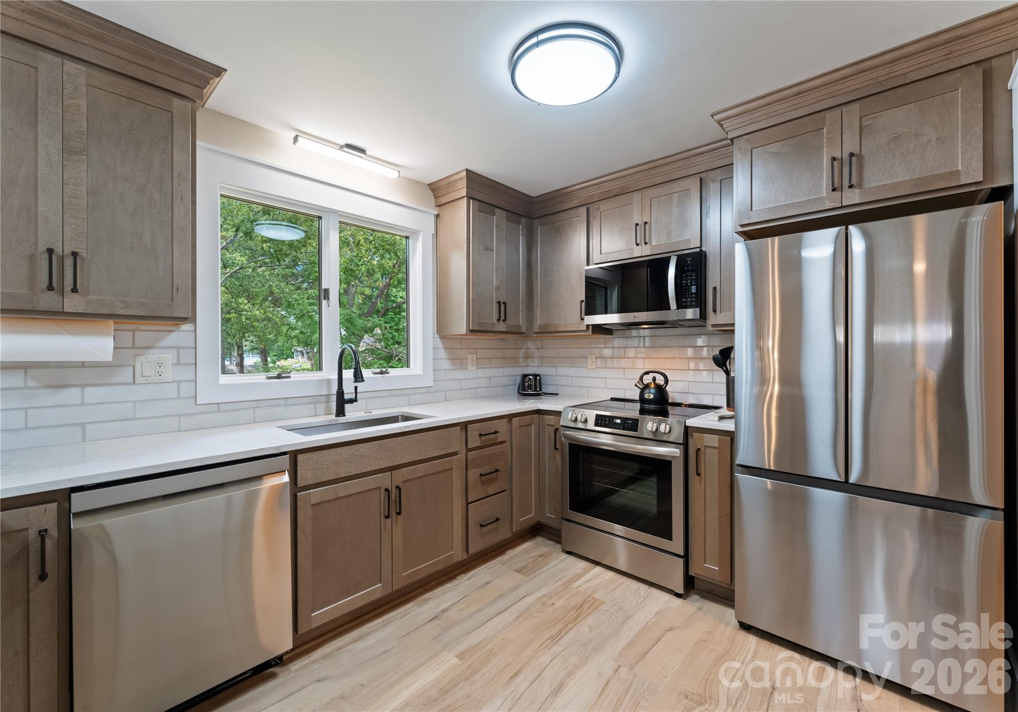 240 Shoreline Loop Property Photo 12