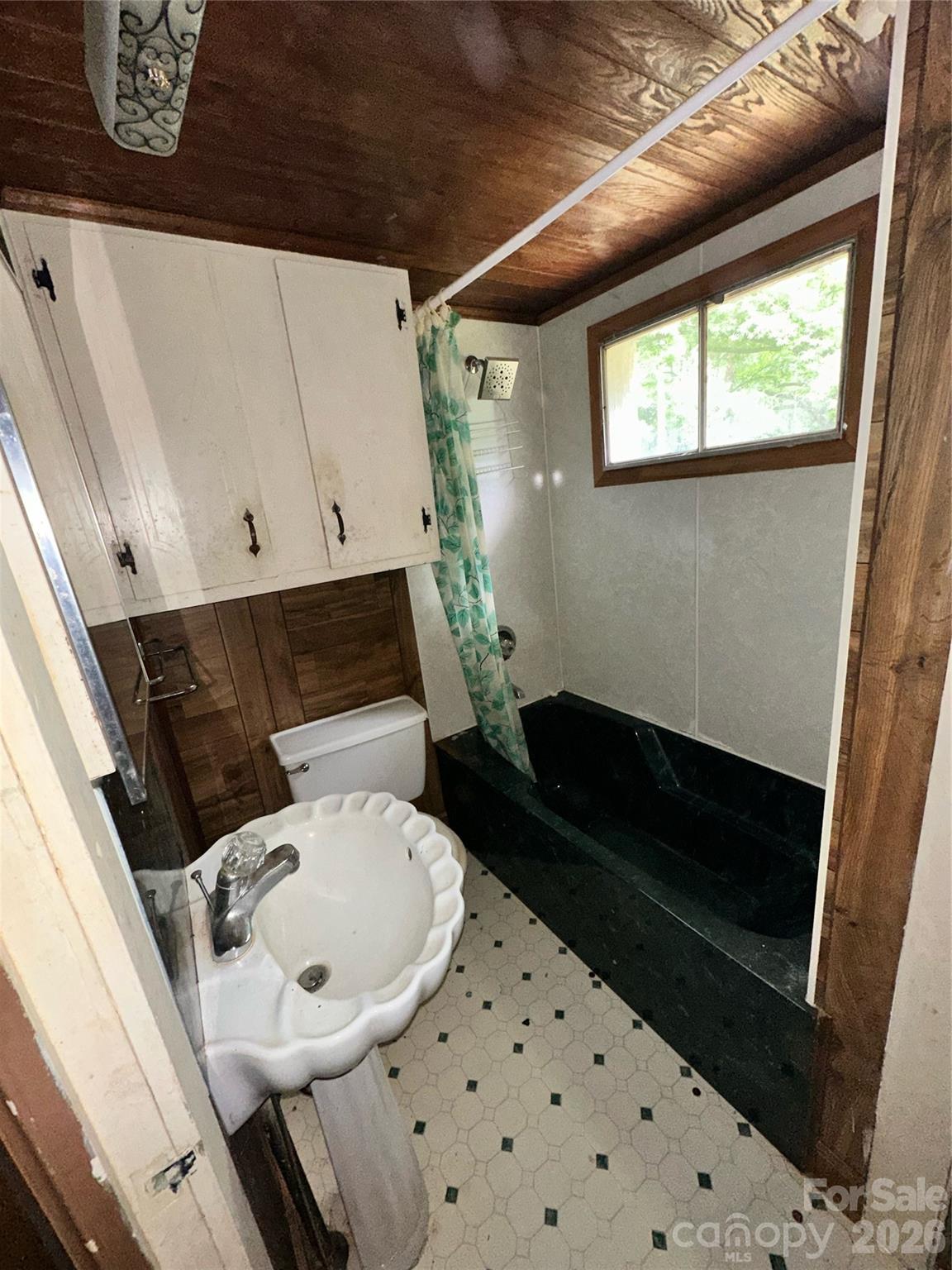 1611 W Fifth Avenue Property Photo 4