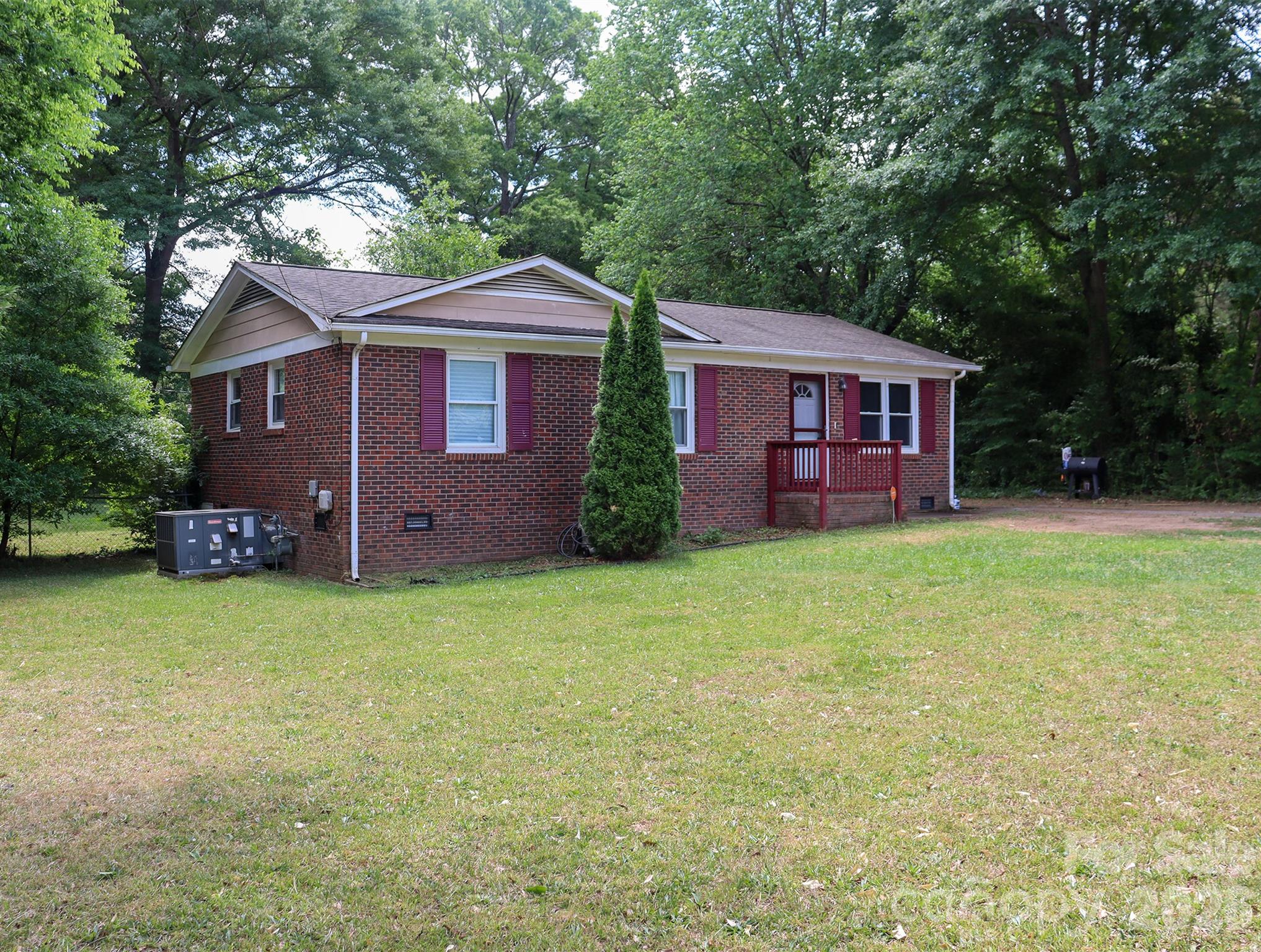 1006 Iris Drive Property Photo 2