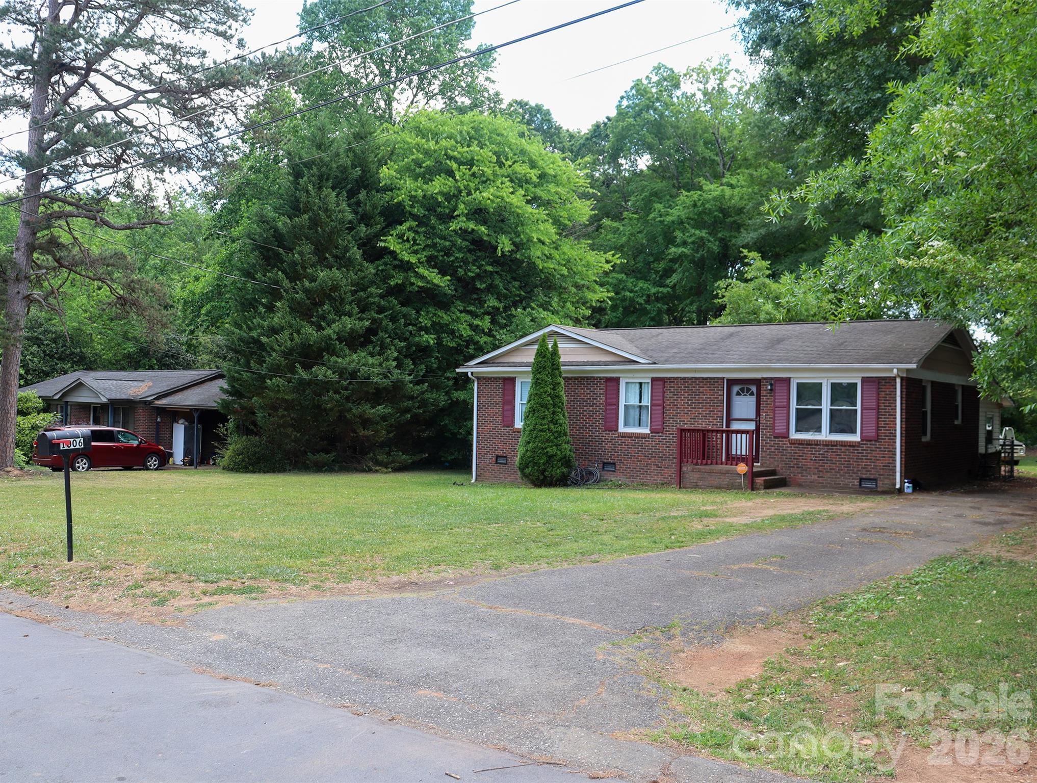 1006 Iris Drive Property Photo 3