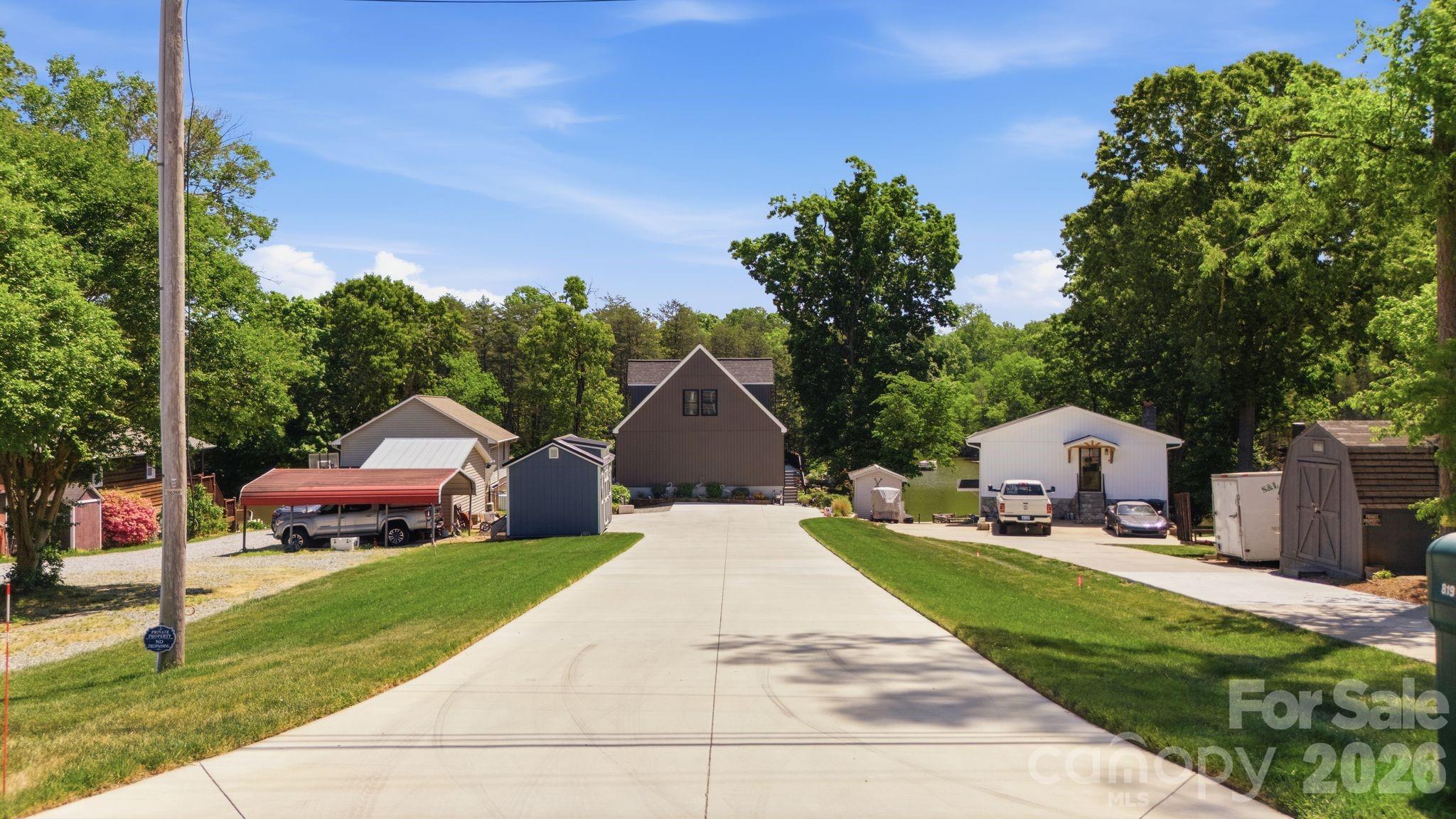 819 Hickory Point Drive Property Photo 4