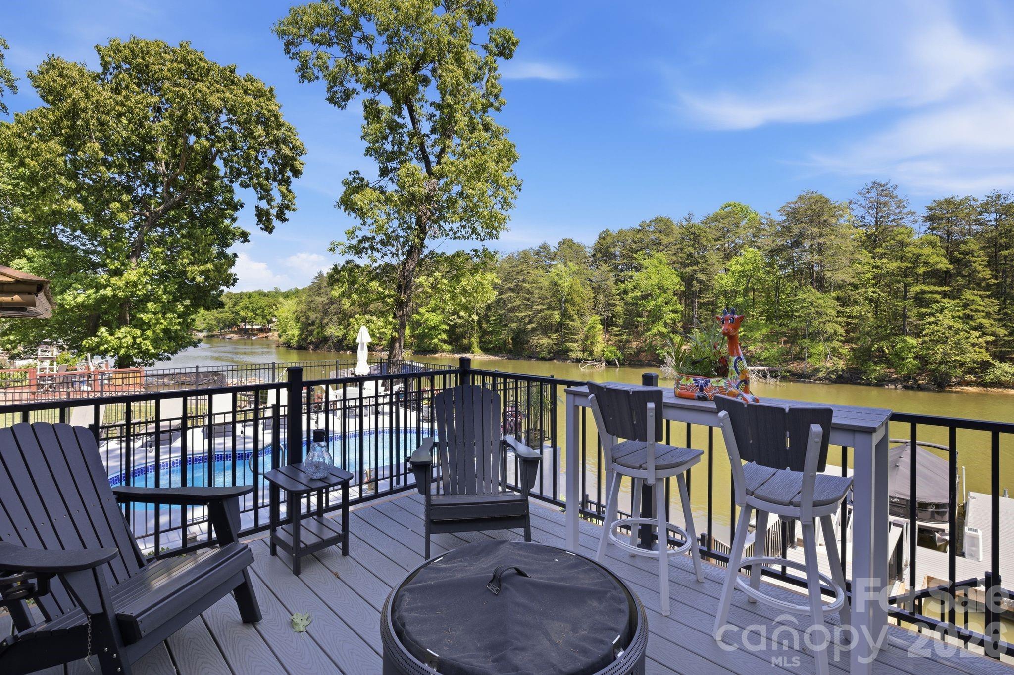 819 Hickory Point Drive Property Photo 14