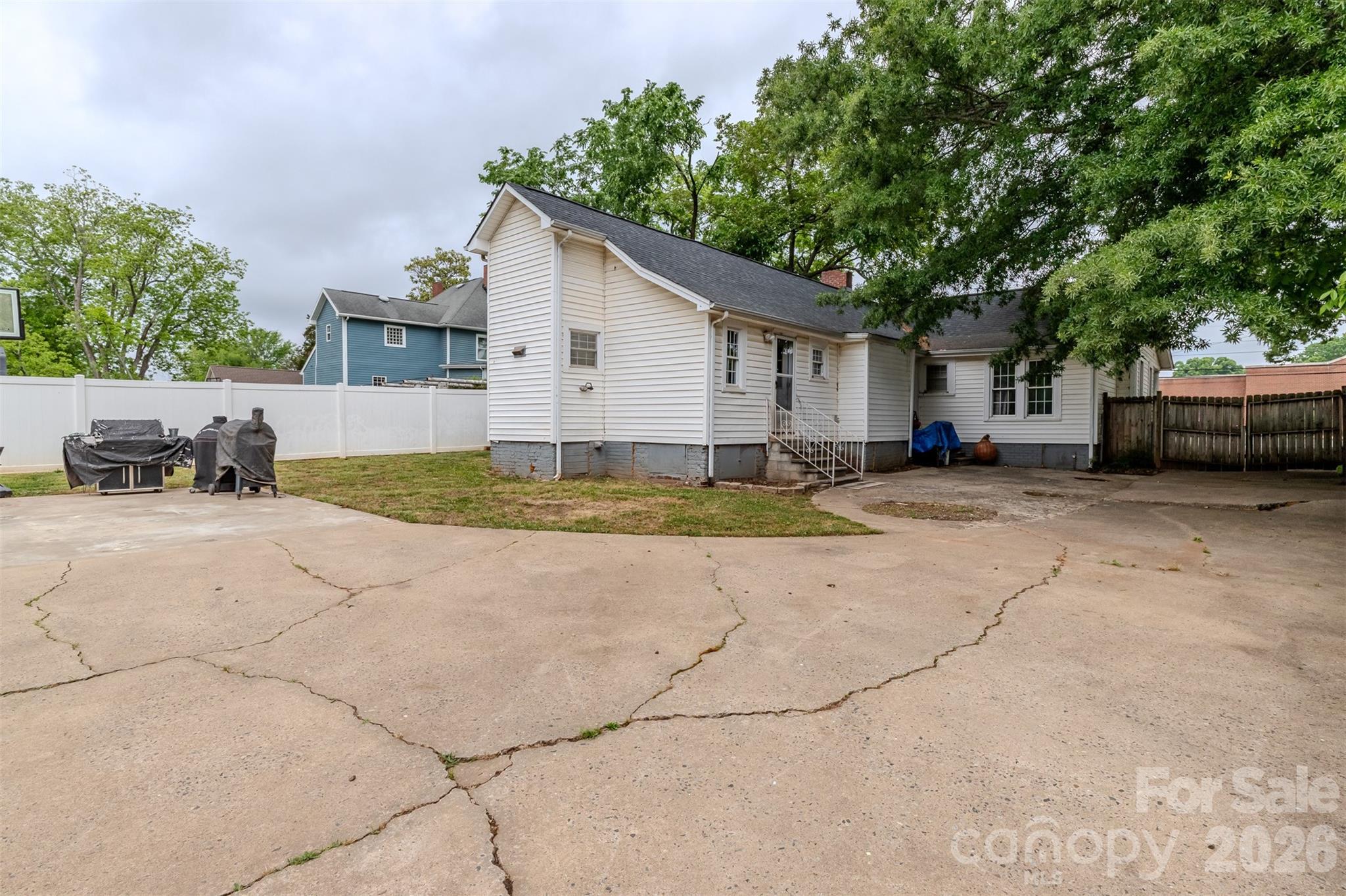 505 W Mountain Street Property Photo 16