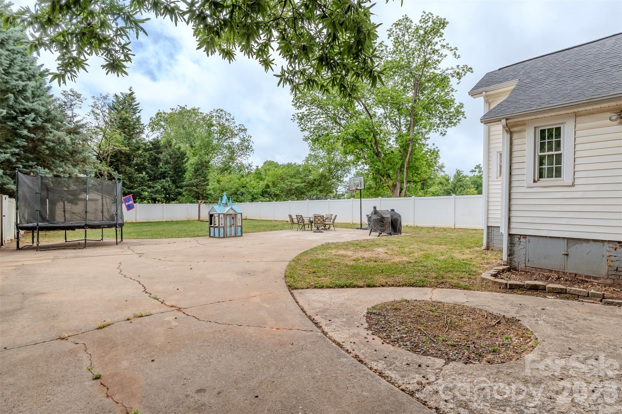 505 W Mountain Street Property Photo 17