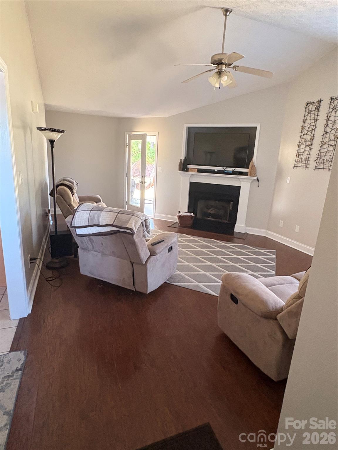 195 Moorea Drive Property Photo 2