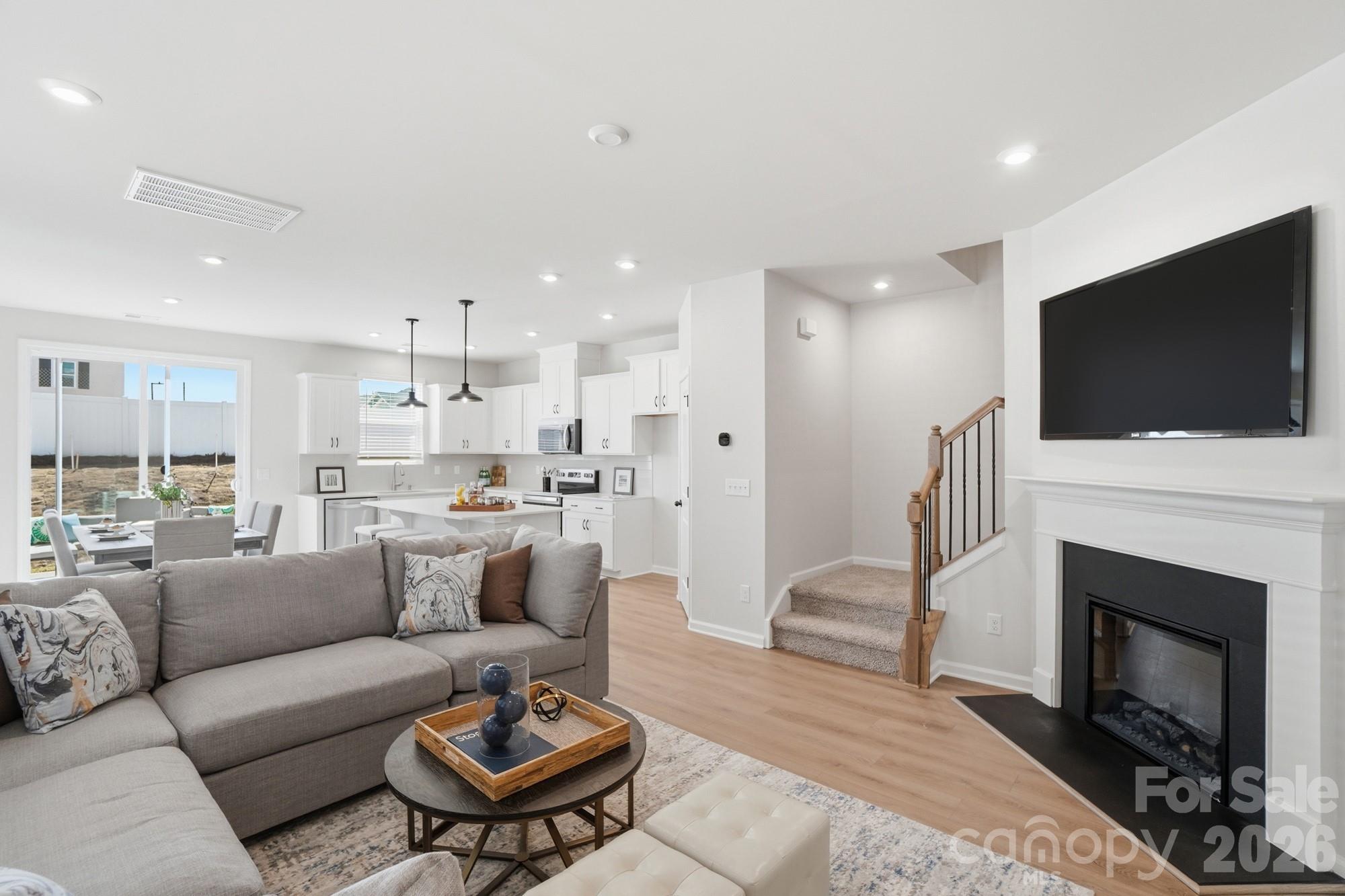 7025 Cerris Drive Property Photo 8