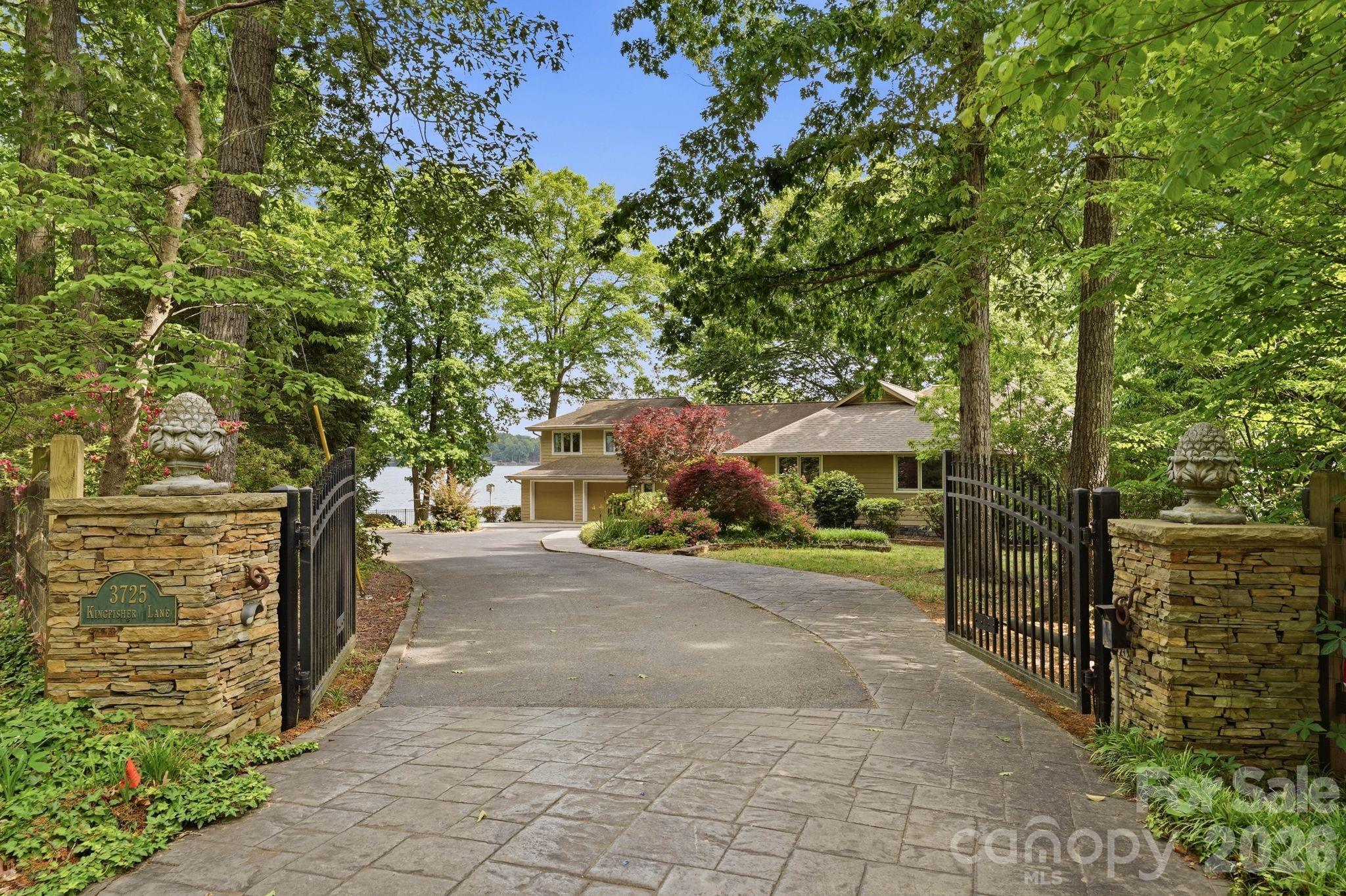 3725 Kingfisher Lane Property Photo 3