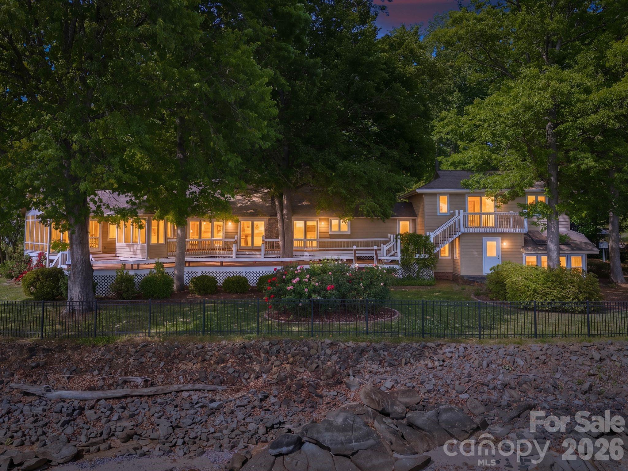 3725 Kingfisher Lane Property Photo 7