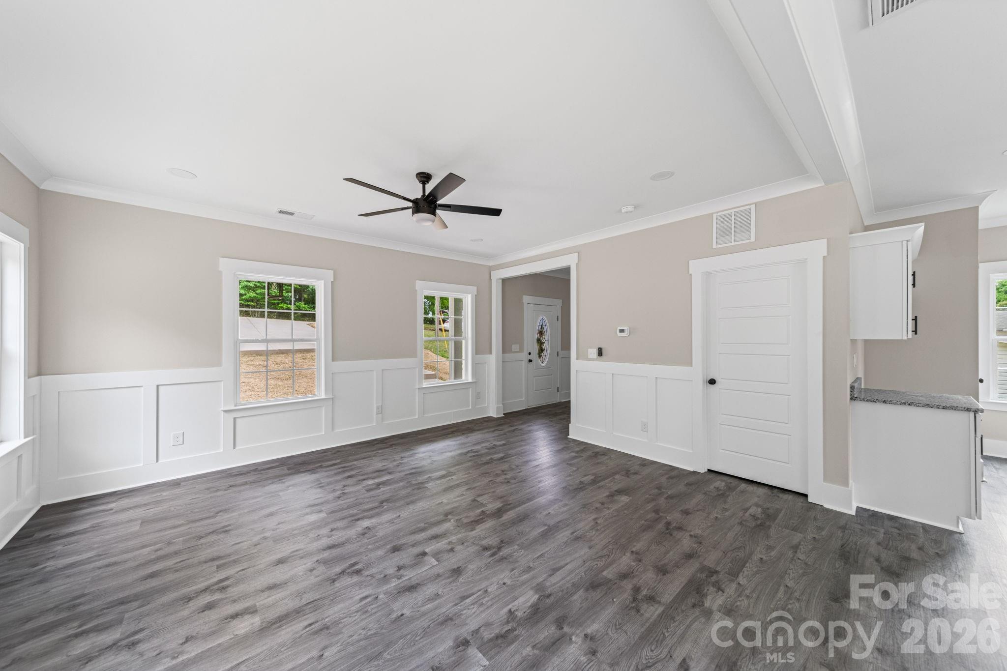908 Dewey Street Property Photo 7