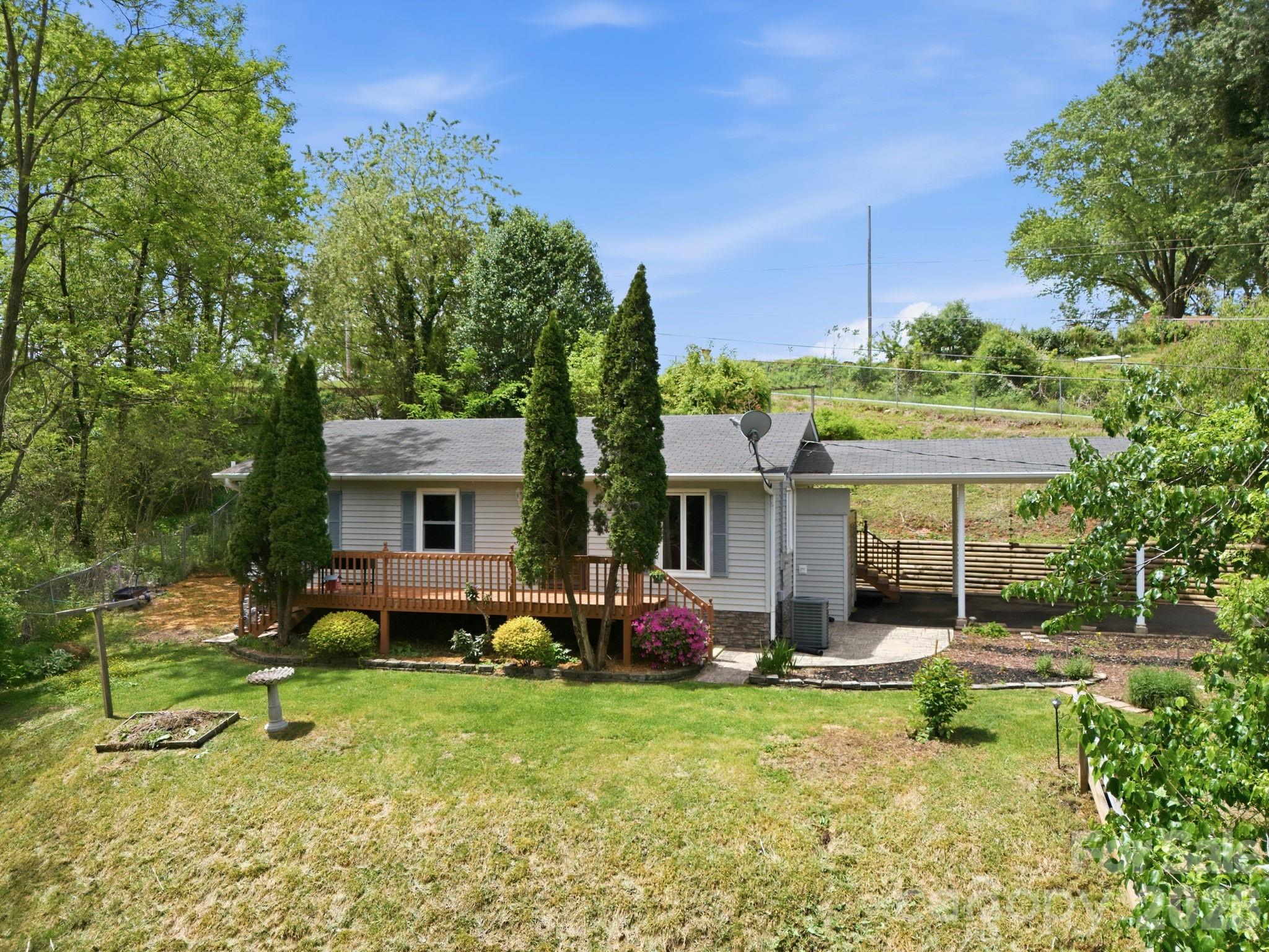 959 Oakmont Drive Property Photo 1