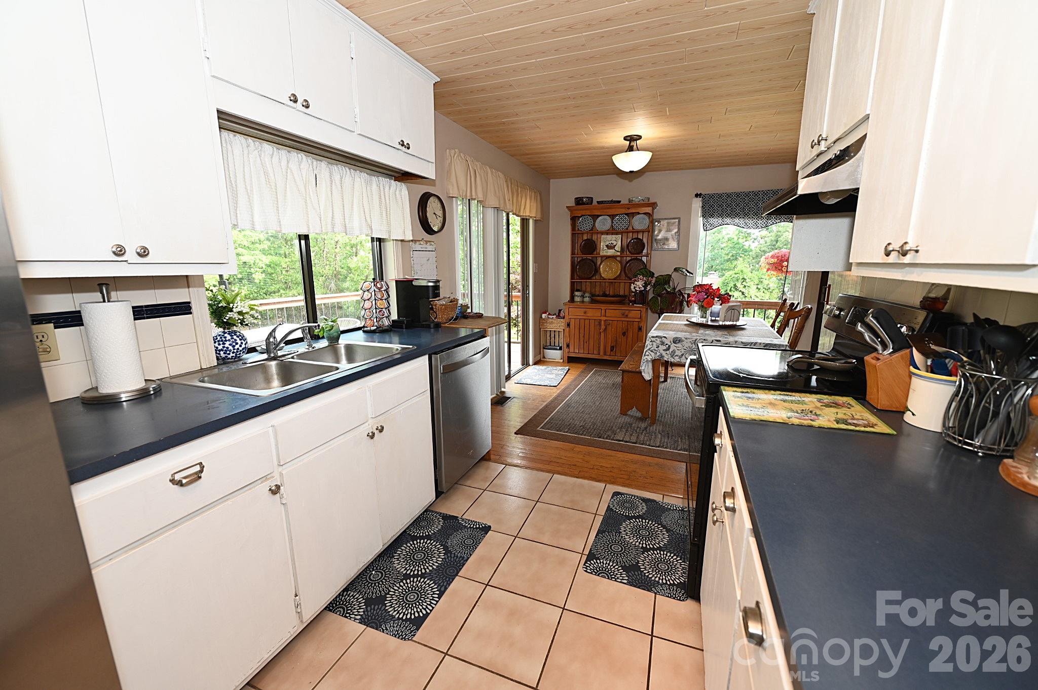 86 King Arthurs Court Property Photo 16