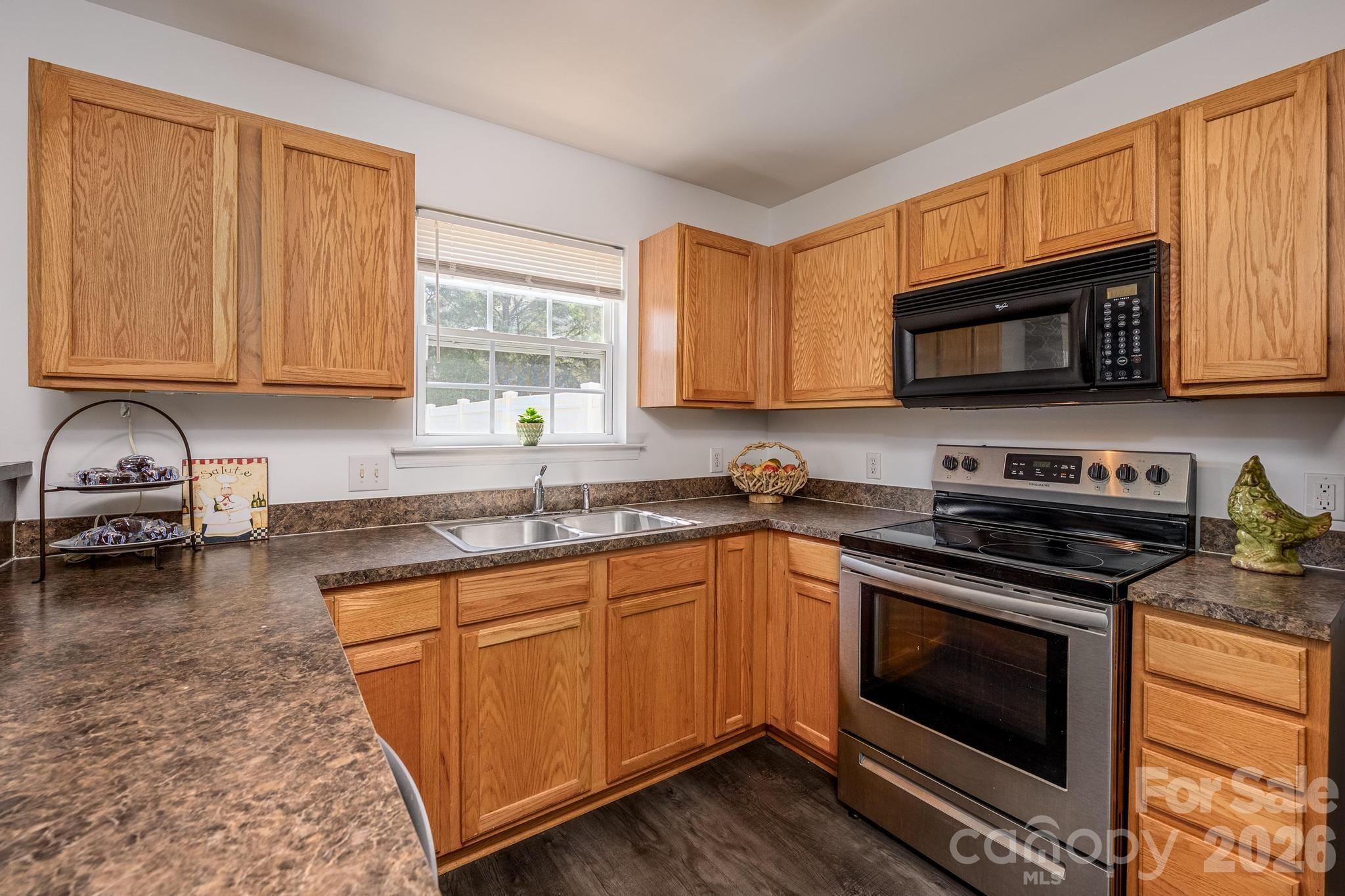 10809 Traders Court Property Photo 12