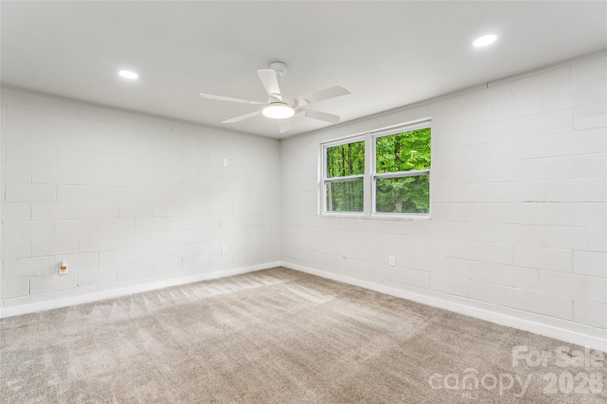 1014 N Mountain Street Property Photo 6