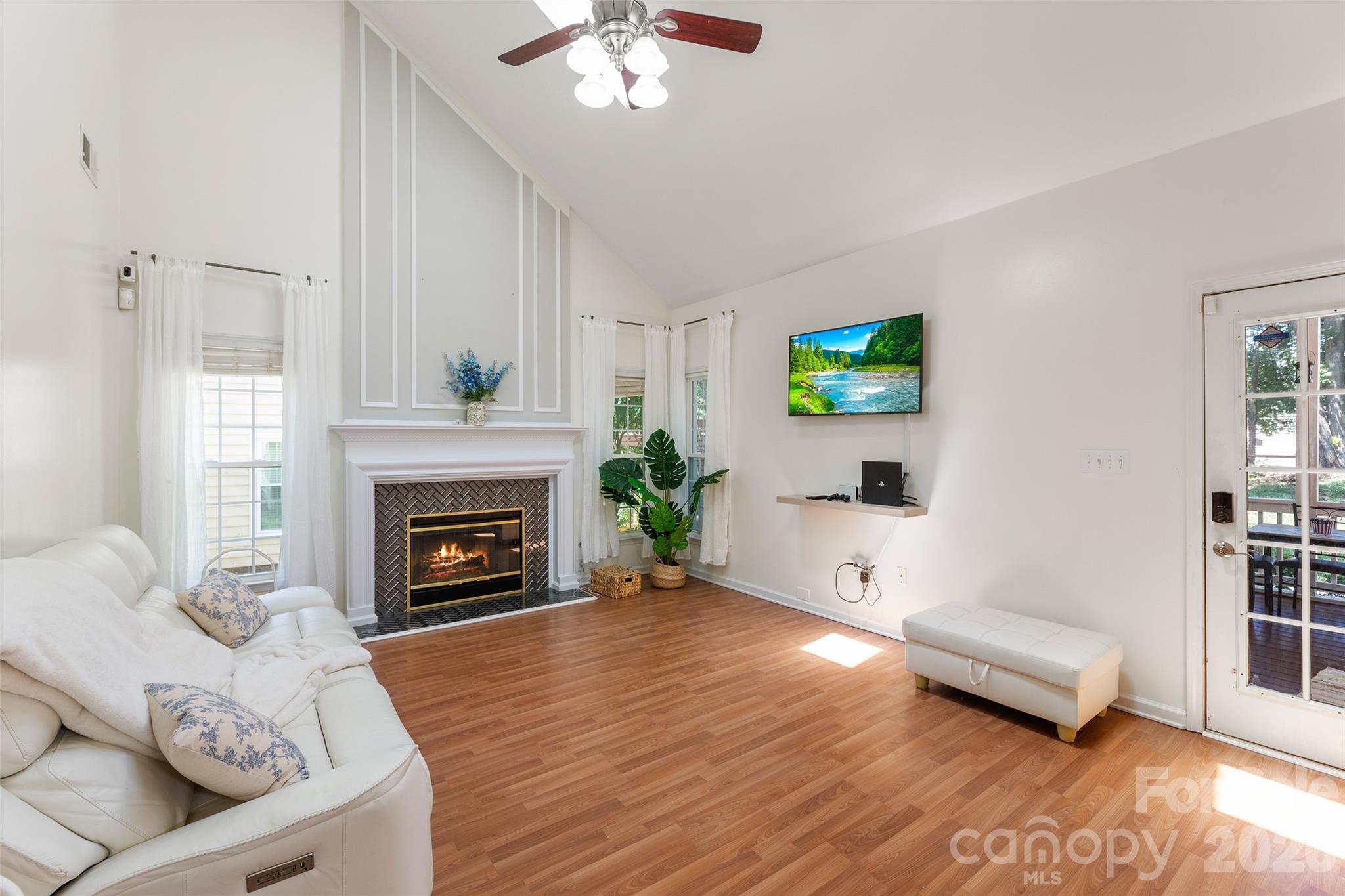 8906 Glade Court Property Photo 14