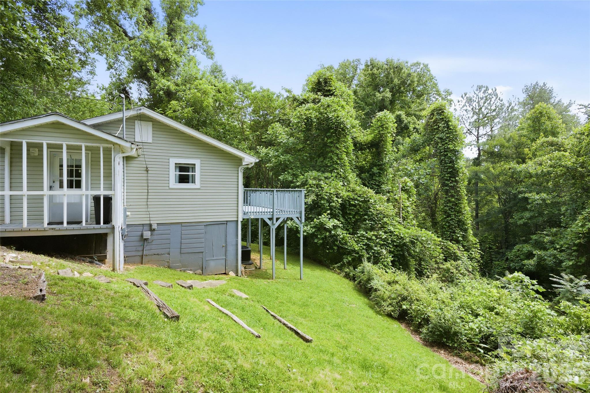 83 E View Street Property Photo 18