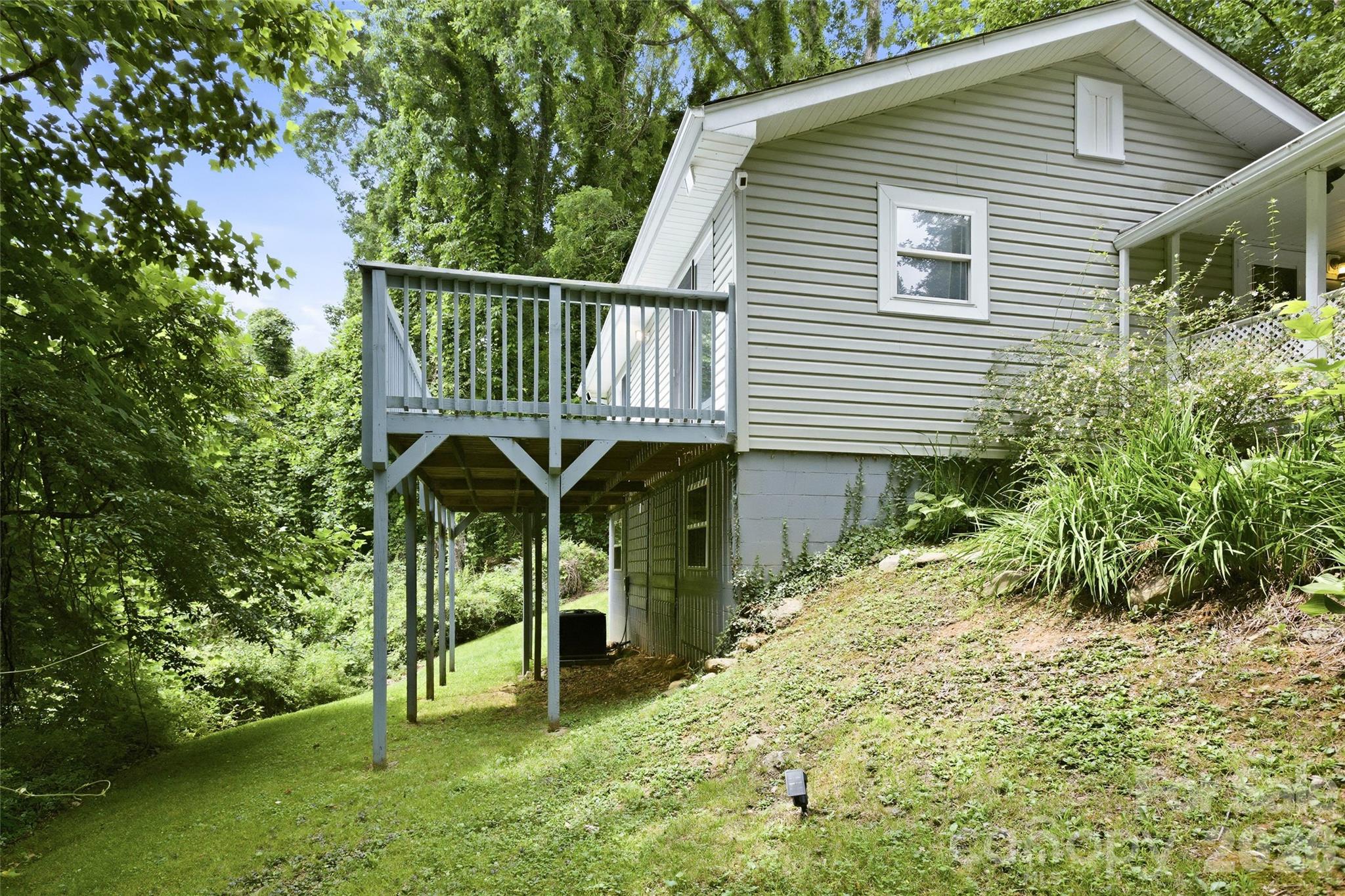 83 E View Street Property Photo 22